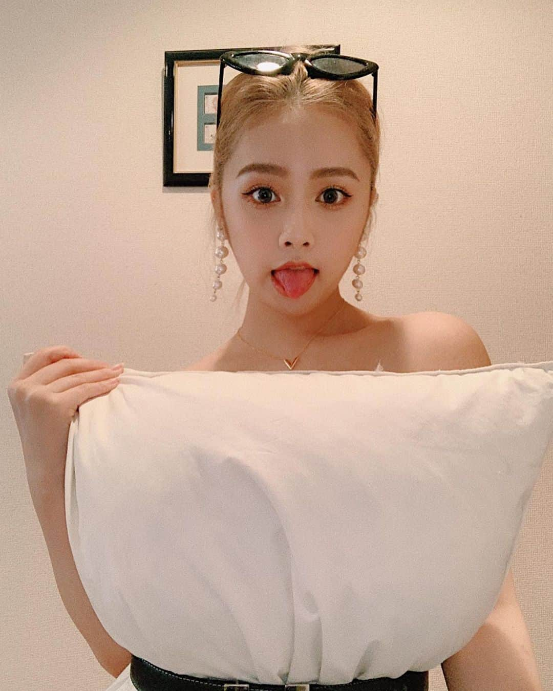 舞石まことさんのインスタグラム写真 - (舞石まことInstagram)「流行りの#pillowchallenge 👗  #blanketchallenge #stayhome #ootd #pillow #pillowdress  #instagood」4月22日 16時54分 - makotomaishi