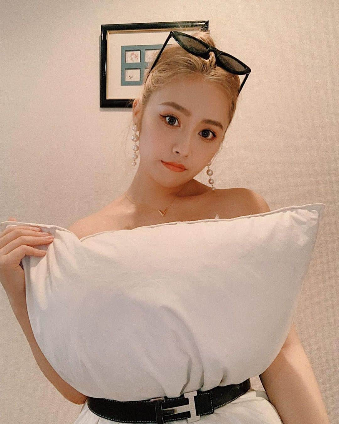 舞石まことさんのインスタグラム写真 - (舞石まことInstagram)「流行りの#pillowchallenge 👗  #blanketchallenge #stayhome #ootd #pillow #pillowdress  #instagood」4月22日 16時54分 - makotomaishi