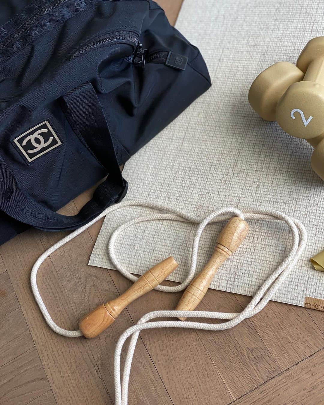 のインスタグラム：「No excuses ✖️ once I will get a hold of how do to do a proper workout I can start to show you, but right now it’s not worth showing 🦦 hi hi」