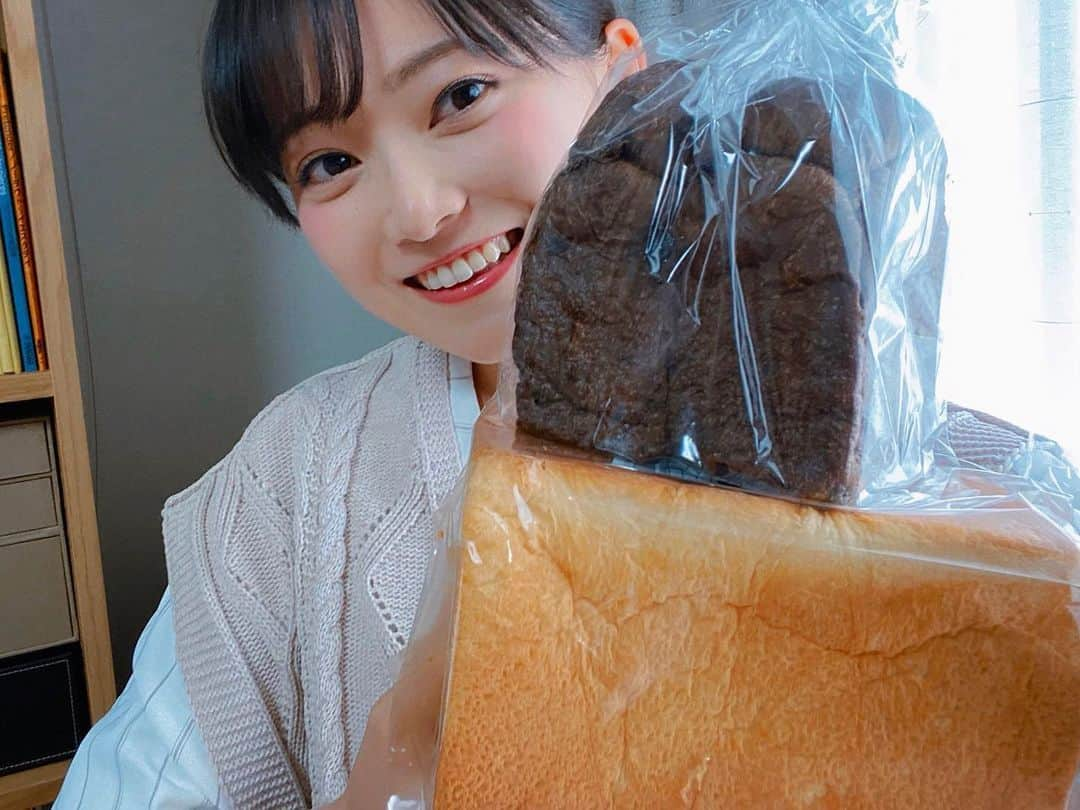 南雲穂波さんのインスタグラム写真 - (南雲穂波Instagram)「家に帰ると🍞届いていました♩ お取り寄せ#食パン を使っておうちカフェに挑戦！ ・ ここで、#ソラをライブ 風の質問です(^^)/ この食パンを使って私が作ったカフェ風メニューは？ 青）フレンチトースト 赤）フルーツサンド 緑）クロックムッシュ 黄）パンばかり食べていないで運動するべき この4つの中から選んでください. 今日も皆さんのご参加をお待ちしています！ ・ 今朝の#ドデスカ！でもお伝えしましたが、今夜は#こと座流星群 が見えるかもしれません🌠 見晴らしが良いところでも1時間に5-10個程度と数は多くないそうで、見られたらラッキーです🌟 家のベランダからチャンスを狙う時はしっかり防寒を！ ・ #NBIベイカーズ #お取り寄せパン #いえサタ #愛知グルメ #豊橋グルメ #食パン専門店 #パンスタグラム #アナウンサー #ナグルメ #南雲穂波 #パンシェルジュ南雲」4月22日 17時07分 - honami_nagumo_nbn