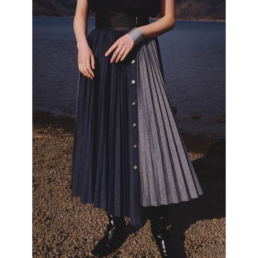 Ameri vintageさんのインスタグラム写真 - (Ameri vintageInstagram)「PRE ORDER of 2020A/W . DENIM PLEATS SKIRT . There are many other pre-order items. Check the pages of Coming Soon on our online!! . ------------------------------------ ONLINE STORE. 04.23(thu.)12:00-04.27(mon.)13:00. ------------------------------------ . #ameri #amerivintage #shopping #fashion #japan」4月22日 17時07分 - amerivintage