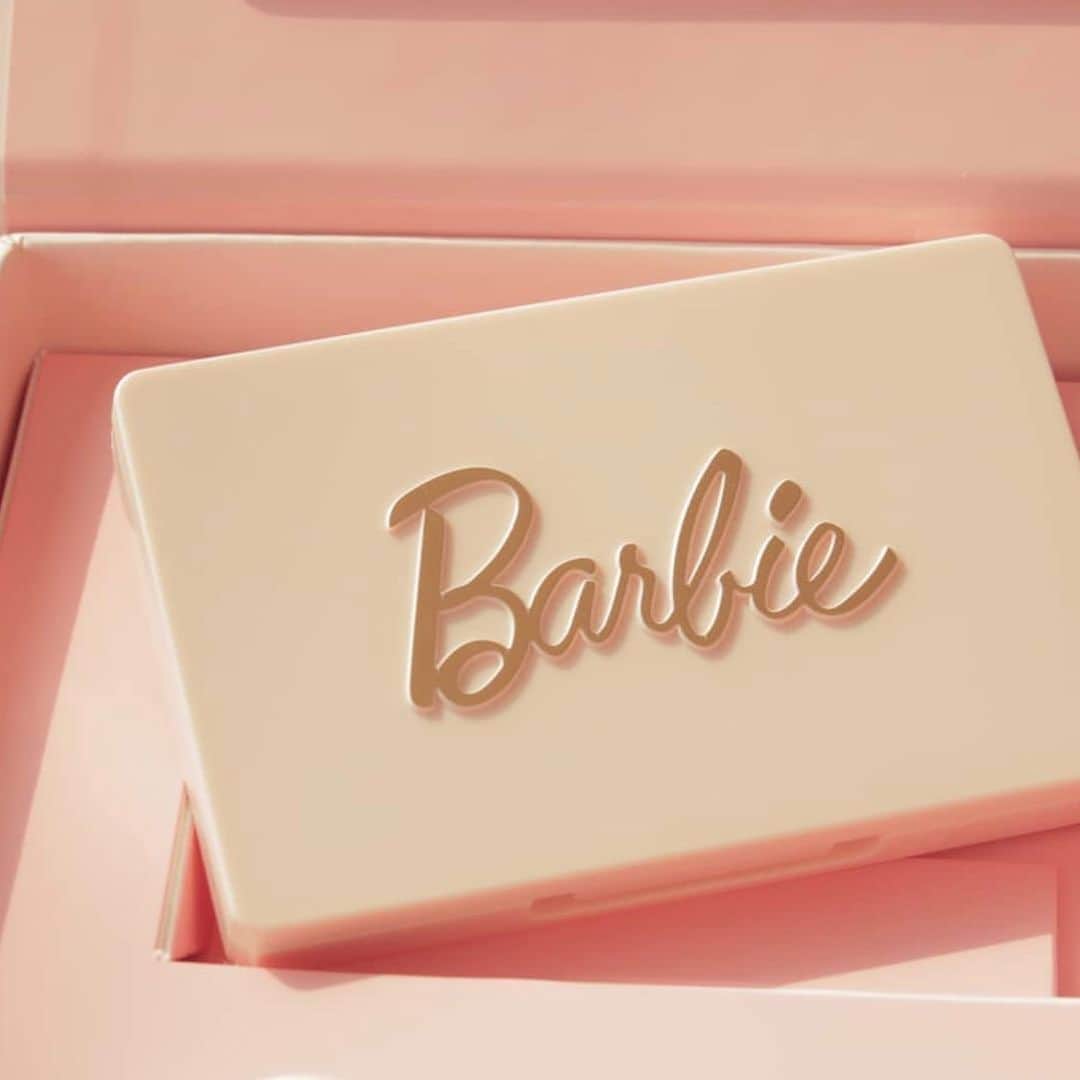 ハルハルさんのインスタグラム写真 - (ハルハルInstagram)「𝐸𝐺𝐿𝐼𝑃𝑆 × 𝐵𝑎𝑟𝑏𝑖𝑒…𓍯ꪾ﻿ ﻿ ﻿ あんにょん。のぼりんです🌙﻿ 今回は、プチプラコスメだけど優秀アイテムばかりなEGLIPSとあの世界的に超有名なBarbieのコラボアイテムをご紹介します🌷﻿ パッケージがとっても可愛いの！！﻿ ﻿ ﻿ EGLIPS × Barbie﻿ 𝐵𝑒 𝑦𝑜𝑢𝑟 𝑜𝑤𝑛 𝑘𝑖𝑛𝑑 𝑜𝑓 𝐵𝑒𝑎𝑢𝑡𝑖𝑓𝑢𝑙﻿ ﻿ 𝐶𝑂𝐿𝑂𝑅 𝐹𝐼𝑇 𝐸𝑌𝐸 𝑃𝐴𝐿𝐸𝑇𝑇𝐸﻿ Qoo10⇨2,300円﻿ 上の3カラーがブラウン系、下の3カラーがピンク系でまとめられている6色パレット🎨♡﻿ 気分に合わせて使いこなせるのが◎﻿ ﻿ 𝐵𝐿𝑈𝑅 𝑃𝑂𝑊𝐷𝐸𝑅 𝑃𝐴𝐶𝑇﻿ Qoo10⇨1,530円﻿ ファンデーションの部分がバービーちゃんのシルエットになっている可愛すぎるコンパクト♡﻿ パフもハート型で可愛くて使うのがもったいない…😭﻿ ﻿ 𝑀𝐼𝑆𝑇𝑌 𝑉𝐸𝐿𝑉𝐸𝑇 𝑇𝐼𝑁𝑇﻿ Qoo10⇨1,460円﻿ Barbieロゴとピンクグラデーションになっているパッケージが可愛すぎるティント♡᷂﻿ 持っているだけで𝐻𝑎𝑝𝑝𝑦になれそうです𓂃̥ 🧸͙﻿ ﻿ ﻿ ※Qoo10の価格に関しまして、2020年4月8日時点での情報です。﻿ ﻿ 以上、可愛すぎるコラボアイテムのご紹介でした👼💫﻿ ﻿ ﻿ -----------------﻿ ‌﻿ 今回の可愛いお写真は、﻿ 以下の方からお借りしています♡﻿ ‌﻿ Thanks for…﻿ ‌﻿ @sweety_.s2 님﻿ @ohm359 님﻿ @d_museeeum 님﻿ @im._.berry 님﻿ ﻿ ﻿ #ハルスタ や #ハルハル をタグ付けしていただくと、﻿ ハルハルの記事やInstagramに投稿させていただく場合がございます。﻿ ‌﻿ #하루스타 #하루하루 를 태그 하시면﻿ 하루하루의 기사와 인스타그램에서 사용할 가능성이 있습니다﻿ ‌﻿ -----------------﻿ ﻿ ﻿ ‌﻿ ‌﻿ ‌﻿ #이글립스 #Eglips #이글립스바비 #바비이글립스  #컬러핏아이팔레트 #이글립스섀도팔레트 #미스티벨벳틴트 #블러파우더팩트﻿ #韓国 #韓国好きな人と繋がりたい #コスメ #韓国コスメ #韓国好き」4月22日 17時00分 - haruharu_furyu
