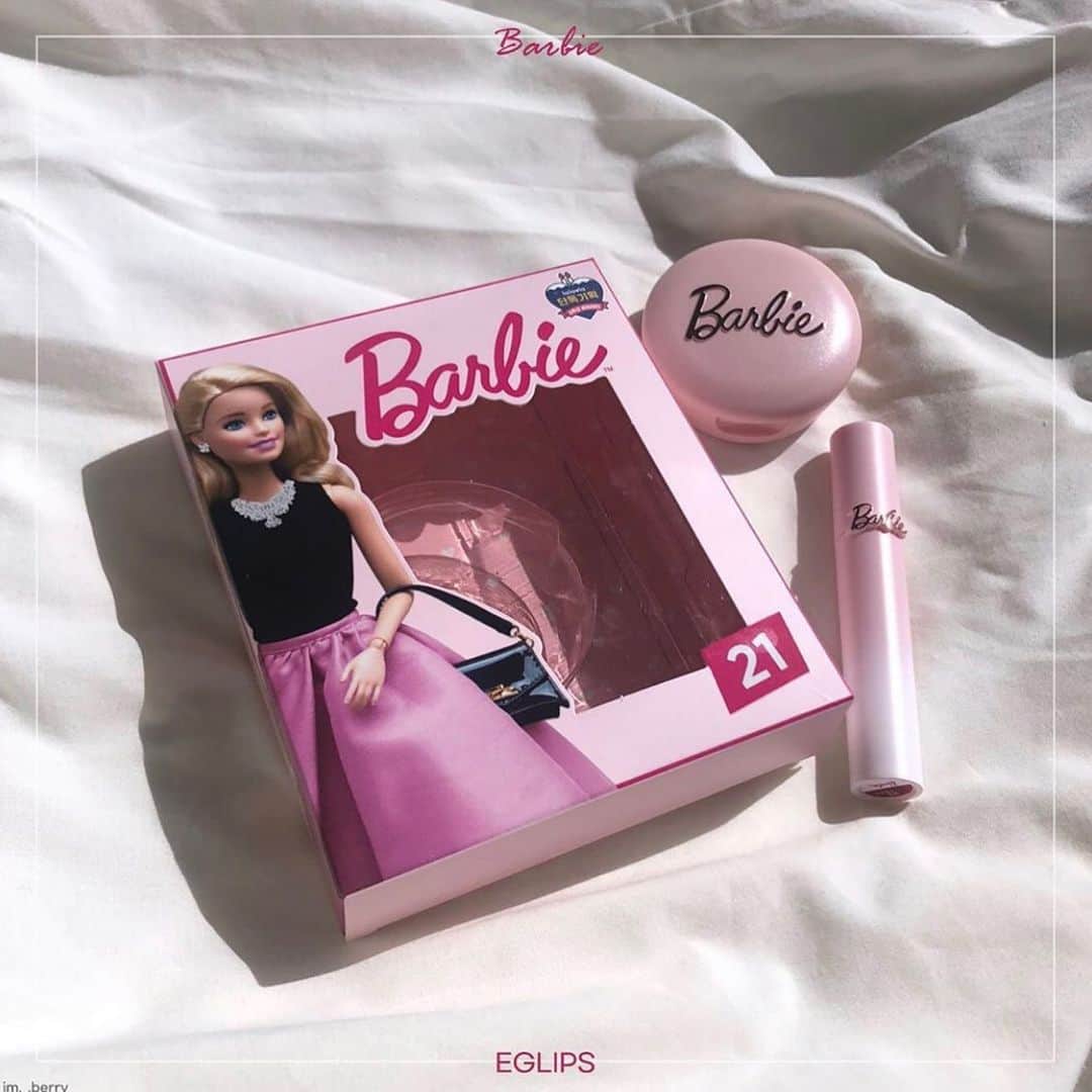 ハルハルさんのインスタグラム写真 - (ハルハルInstagram)「𝐸𝐺𝐿𝐼𝑃𝑆 × 𝐵𝑎𝑟𝑏𝑖𝑒…𓍯ꪾ﻿ ﻿ ﻿ あんにょん。のぼりんです🌙﻿ 今回は、プチプラコスメだけど優秀アイテムばかりなEGLIPSとあの世界的に超有名なBarbieのコラボアイテムをご紹介します🌷﻿ パッケージがとっても可愛いの！！﻿ ﻿ ﻿ EGLIPS × Barbie﻿ 𝐵𝑒 𝑦𝑜𝑢𝑟 𝑜𝑤𝑛 𝑘𝑖𝑛𝑑 𝑜𝑓 𝐵𝑒𝑎𝑢𝑡𝑖𝑓𝑢𝑙﻿ ﻿ 𝐶𝑂𝐿𝑂𝑅 𝐹𝐼𝑇 𝐸𝑌𝐸 𝑃𝐴𝐿𝐸𝑇𝑇𝐸﻿ Qoo10⇨2,300円﻿ 上の3カラーがブラウン系、下の3カラーがピンク系でまとめられている6色パレット🎨♡﻿ 気分に合わせて使いこなせるのが◎﻿ ﻿ 𝐵𝐿𝑈𝑅 𝑃𝑂𝑊𝐷𝐸𝑅 𝑃𝐴𝐶𝑇﻿ Qoo10⇨1,530円﻿ ファンデーションの部分がバービーちゃんのシルエットになっている可愛すぎるコンパクト♡﻿ パフもハート型で可愛くて使うのがもったいない…😭﻿ ﻿ 𝑀𝐼𝑆𝑇𝑌 𝑉𝐸𝐿𝑉𝐸𝑇 𝑇𝐼𝑁𝑇﻿ Qoo10⇨1,460円﻿ Barbieロゴとピンクグラデーションになっているパッケージが可愛すぎるティント♡᷂﻿ 持っているだけで𝐻𝑎𝑝𝑝𝑦になれそうです𓂃̥ 🧸͙﻿ ﻿ ﻿ ※Qoo10の価格に関しまして、2020年4月8日時点での情報です。﻿ ﻿ 以上、可愛すぎるコラボアイテムのご紹介でした👼💫﻿ ﻿ ﻿ -----------------﻿ ‌﻿ 今回の可愛いお写真は、﻿ 以下の方からお借りしています♡﻿ ‌﻿ Thanks for…﻿ ‌﻿ @sweety_.s2 님﻿ @ohm359 님﻿ @d_museeeum 님﻿ @im._.berry 님﻿ ﻿ ﻿ #ハルスタ や #ハルハル をタグ付けしていただくと、﻿ ハルハルの記事やInstagramに投稿させていただく場合がございます。﻿ ‌﻿ #하루스타 #하루하루 를 태그 하시면﻿ 하루하루의 기사와 인스타그램에서 사용할 가능성이 있습니다﻿ ‌﻿ -----------------﻿ ﻿ ﻿ ‌﻿ ‌﻿ ‌﻿ #이글립스 #Eglips #이글립스바비 #바비이글립스  #컬러핏아이팔레트 #이글립스섀도팔레트 #미스티벨벳틴트 #블러파우더팩트﻿ #韓国 #韓国好きな人と繋がりたい #コスメ #韓国コスメ #韓国好き」4月22日 17時00分 - haruharu_furyu