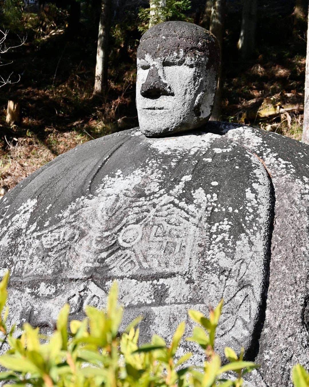 ?長野県 観光 公式インスタグラム さんのインスタグラム写真 - (?長野県 観光 公式インスタグラム Instagram)「//﻿ Photo by @urooon17﻿ ﻿ The Stone Buddhist Statue named “Manji”﻿ (Shimosuwa Town)﻿ ﻿ Nearby the Harumiya Shrine of Suwa Taisha is quietly enshrined a stone statue called, “Manji Butsuzo.”﻿ ﻿ It has stood here for over 360 years, said to grant all manner of wishes. Even today, it welcomes visitors here with its calm expression.﻿ ﻿ ==========﻿ ﻿ よろずおさまりますように﻿ 「万治の石仏」（まんじのせきぶつ）﻿ ＠下諏訪町﻿ ﻿ 諏訪大社下社春宮からほど近い﻿ 田園風景の中にひっそりと鎮座する﻿ 心和む風貌の「万治の石仏」☺️﻿ ﻿ この地に坐して約360年余り﻿ 不思議な伝説が残る石仏は﻿ 今日も穏やかなお顔で﻿ 私たちを迎えてくれます🍃﻿ ﻿ ーーーーーーーー﻿ ﻿ Location /Shimosuwa Town, Nagano, Japan ﻿ ﻿ #おうちでながの﻿ #おうちで過ごそう﻿ #長野のいいところ﻿ #万治の石仏﻿ #下諏訪町﻿ ﻿」4月22日 17時00分 - nagano_japan
