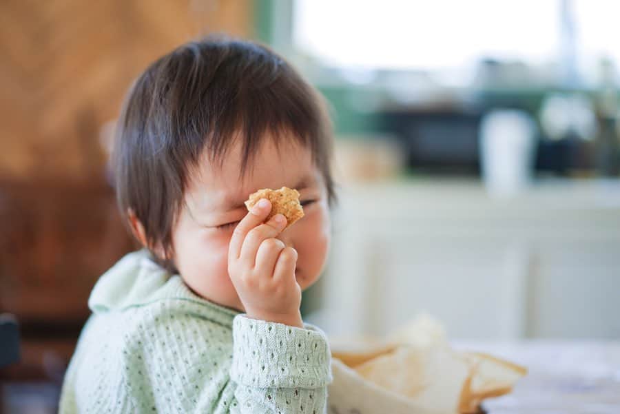つがねゆきこのインスタグラム：「こんにちは。﻿ ﻿ 朝起きたら昨晩のストーリーに﻿たくさんDMがきていてびっくり。。﻿（こうなったらヘルシーに食べたいですよね🤣レシピご希望の方が多かったので覚書をおこしてみました） ﻿ #おうち時間﻿ が長くなってから 欠かさず焼いているのがこれ🐷﻿ （娘が"なんかおなかすいた"が口癖なんです🤣） ﻿ 気分転換に一緒に作ったり、口封じに使ったり…😎（母の夜おやつという説も🙉） . . ●ざっくりオートミールクッキー ﻿ ○材料﻿ ﻿ aオートミール　50g﻿ a製菓用の米粉　30g﻿ aきなこ　30g ＊﻿ aきび砂糖　30g﻿ a塩　ひとつまみ﻿ ﻿ b米油　大さじ2﻿ b無調整豆乳（お水でも）大さじ1﻿ ﻿ 準備　・オーブンを170℃に余熱﻿ ・バットにオーブンシートをひく﻿ ﻿ ○作り方﻿ ﻿ 1. aとbをそれぞれ別のボウルに入れて泡立て器でグルグル混ぜる。（bはとろっと白っぽくなるまで混ぜる）﻿ 2. ゴムベラに持ち替えて、aのボウルにbをいれて粉っぽさがなくなるまでよく混ぜる。 .﻿ 3. 2をバットに敷きつめて、包丁で食べやすい大きさに切れ目を入れる。170℃のオーブンで約25分焼く。焼き上がったら天板の上で粗熱を取る。﻿ ﻿ ＊きなこは大豆粉、アーモンドパウダーに置き換えても。 味的にはアーモンドパウダーver.が好きだけど、きなこが1番手軽かな？﻿ ココアバージョンは、大豆粉か片栗粉20g＋ココア10gで！﻿ ﻿ ﻿ とにかく、こどもをだっこしててもできるくらい簡単です。（切れ目を入れるときだけ、降りてねと懇願します）﻿ ﻿ クシマクロビやナチュラルスイーツの学校に通った時期があったのですが、﻿ そこでの教え通り粉物は粉物で、液体は液体で混ぜ、それを合わせるだけ。それが私にとっては1番作りやすく生地が扱いやすい気がします。 . 2.では﻿、粉気が無くなればひとまとまりにならなくてもOK！ 3.でバットに押し付けるように敷きつめれば大丈夫です🙆‍♀️ ﻿ 焼けたらオーブン庫内で天板にのせたまま放置しておくとザクッとします！﻿ 甘さ控えめ🐷﻿🐷🐷 ﻿  #ざっくりオートミールクッキー . #作り方も食感もざっくり  #こどもの口ぐせがママクッキーに変わったオートミールクッキー #ピケは気分でします #ずぼらレシピ #オートミールクッキー　#米粉のオートミールクッキー #米粉のおやつ #オートミール #こどものおやつ #罪悪感のないおやつ #ナチュラルスイーツ #グルテンフリー ﻿#グラノーラのかたまりが好き ﻿#娘が日に日に丸くなっている気がする ﻿」