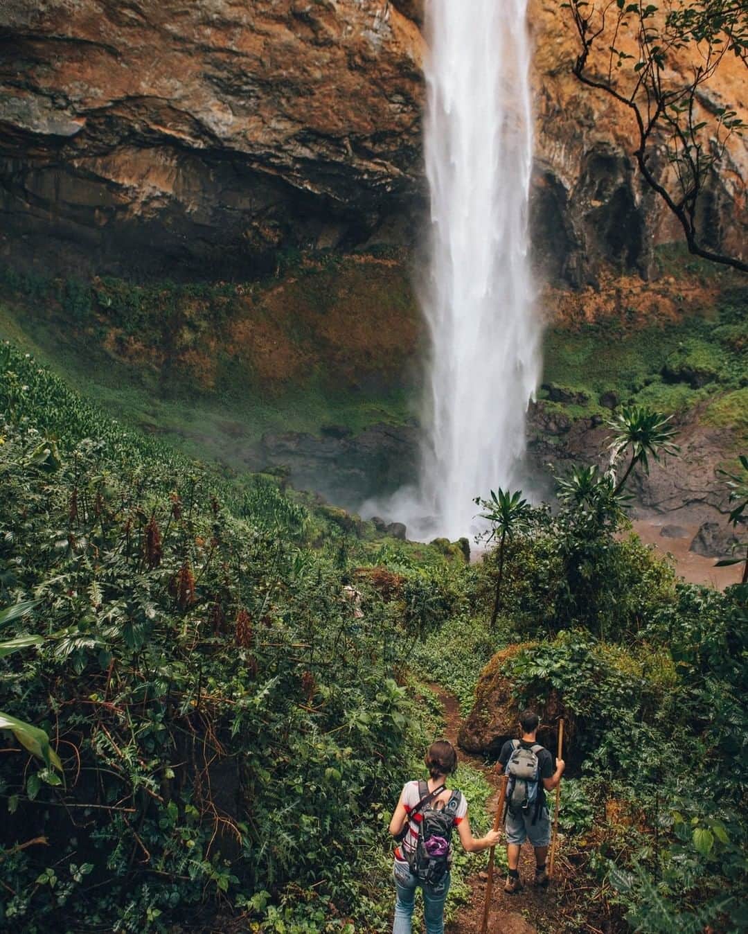 National Geographic Travelさんのインスタグラム写真 - (National Geographic TravelInstagram)「Photo by @joshuacogan | Travelers follow local guides to view part of Sipi Falls in Uganda. The falls and the river they descend from are named after the sep, a native plant that grows nearby. Sep is a medicinal plant with properties that treat measles and fever and it resembles a wild banana.  To follow more explorations of culture, ecology, ethnobotany, and the human landscape follow @joshuacogan. #uganda #africa」4月22日 17時08分 - natgeotravel