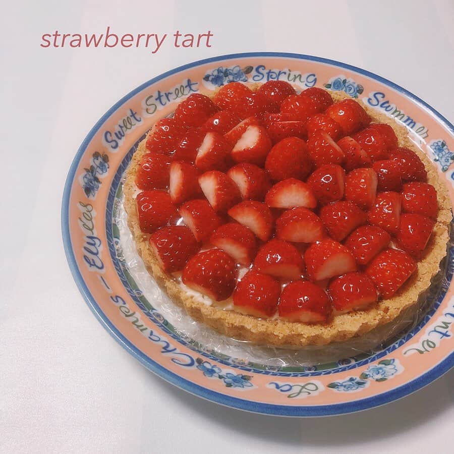 のインスタグラム：「いちごタルト🍓﻿ ﻿ ﻿ ﻿ 生クリームが余ってたのでいちごタルトを作りました﻿ 初めて作ったけどめっちゃ美味しかったのでまた作ろうかな〜って思いました😌﻿ ﻿ 皿のチョイス間違えてるよって母に言われたけどこれでいいのだ﻿ ﻿ おうちカフェしてるわー😆﻿ ﻿ #いちごタルト #おうちカフェ」