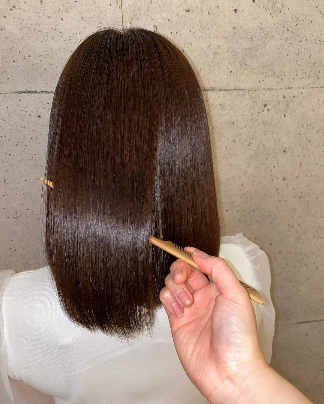 吉澤友貴さんのインスタグラム写真 - (吉澤友貴Instagram)「ずーっと引きこもってたけど今週から仕事ちょこちょこあるから美容室へ💇‍♀️ ちょーつやつやサラサラな髪質改善してもらって髪の毛も切っちゃった〜💇‍♀️❤️ どうですか？🥺 、 井上さんありがとうございました💓 @chisaki_inoue @rrsalon.aoyama」4月22日 17時10分 - yuki_yoshizawa_