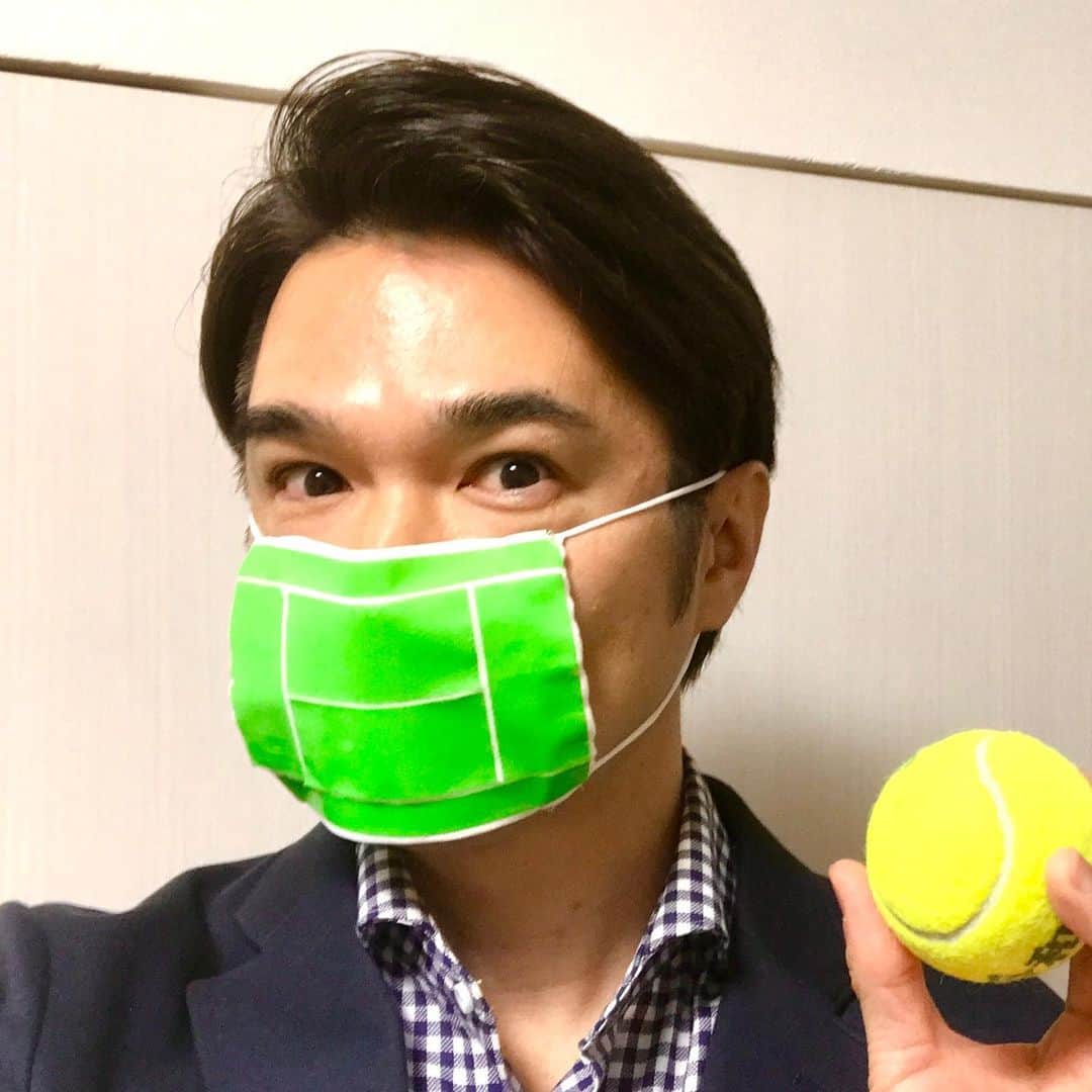 吉崎仁康さんのインスタグラム写真 - (吉崎仁康Instagram)「皆さんが様々なマスクを作られている中、私もこんなデザインのマスクを作ってみました。心なしか芝の香りがするのは気のせいかもしれません。 This is the mask I designed, smell of grass?  #tennismask #手作りマスク選手権 #tennisathome @tennischannel @tennislegend @tennistv #吉崎仁康 @functionaltennis @game.set.match.of.the.day #wimbledon #COVID19 より #SW19 #コロナに負けるな #養生テープ」4月22日 17時11分 - yoshiyasu.yoshizaki