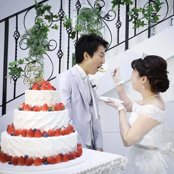 ホテルモントレウェディング【公式】 のインスタグラム：「♥ @montereyweddingをフォローして 『 #モントレ花嫁 』『 #ホテルモントレ』の タグをつけて投稿してくださいね＊*. . 💒👰ホテルモントレ ラ・スール大阪 @lasoeurosaka_wedding #卒花嫁 @asashion さまより 素敵なお写真をリグラムさせていただきました！ . ファーストバイトの演出♡*＊ゲストも 楽しみにしているシャッターチャンスのひとつ☆ . ——————————. ◆ブライダルフェア予約はこちらをcheck＊* http://bit.ly/2OQh0ac ◆ホテルモントレ ラ・スール大阪の公式HPはこちら* https://www.monterey-wedding.jp/lasoeur_osaka/ ——————————. . #ホテルモントレラスール大阪  #ラスール大阪 #大阪 #osaka  #モントレ #モントレ花婿 #プレ花嫁 #卒花 #weddingdress #プラコレ #ウエディングニュース #marryxoxo #wedding #dress #結婚式場 #日本中のプレ花嫁さんと繋がりたい #ブライダルフェア #結婚式 #パーティ #披露宴 #2020年春婚 #2020年夏婚 #2020年秋婚 #2020年冬婚 #ホテルウェディング」