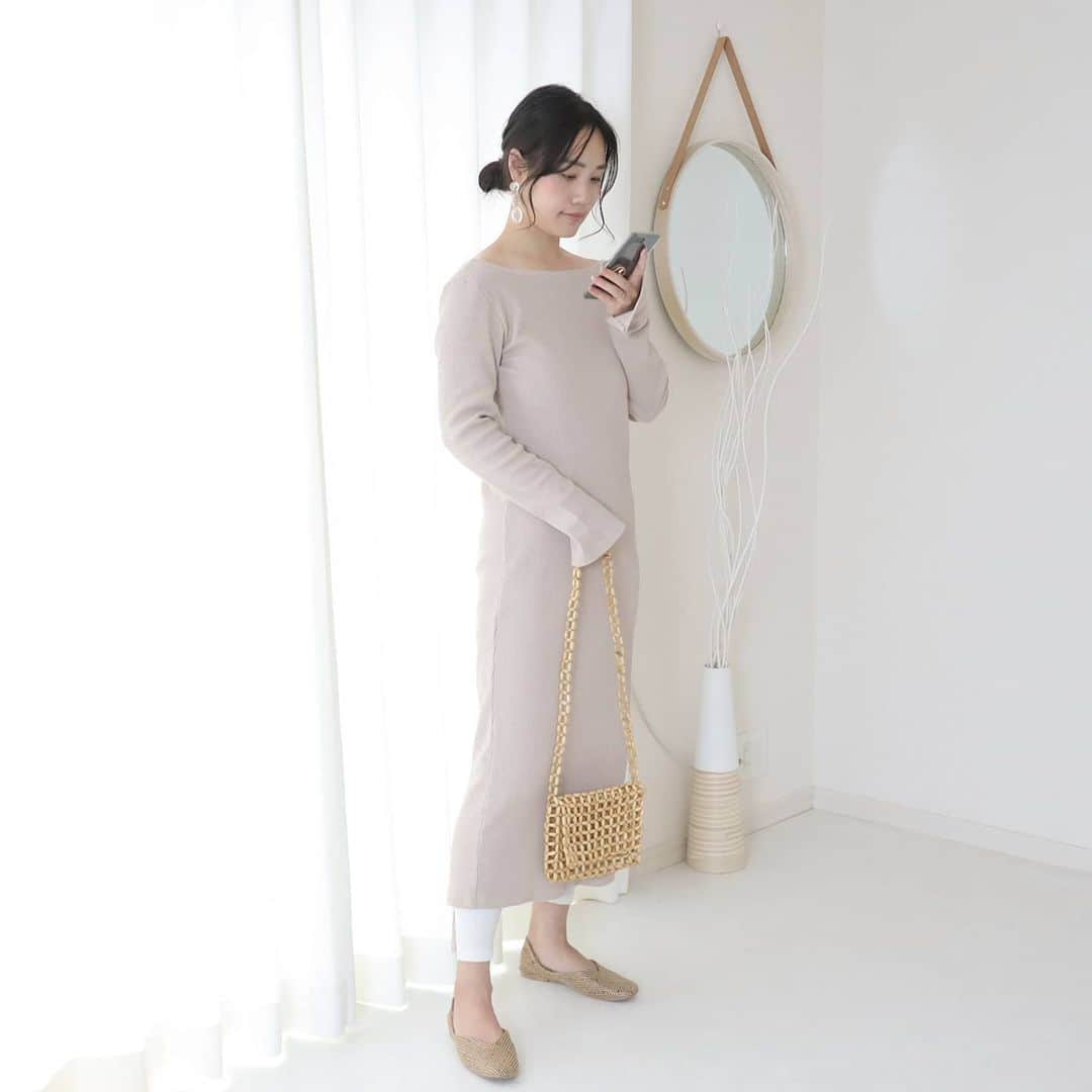 Eri Satoさんのインスタグラム写真 - (Eri SatoInstagram)「beige×ivoryコーデ · one-piece: @flowriri.official · おうち時間も可愛くいられる @flowriri.official の #バックオープンリブワンピース  背中ががっつりあいてるのがポイント😘 · タイト過ぎないシルエットだし、1枚でキレイめに見えるからリモートワークにオススメ💛 ちなみにチャット会議の時は可愛いピアスをポイントにしてます笑 · blogにはインナー事情も書いてるので @satoeri626 のトップのURLから見てね☺️ · #flowriri#flowriri_code#chao_app#フロウリリ#カジュアル #トレンドカラー#ワンピース#高身長コーデ#ママコーデカジュアルコーデ#ワンピースコーデ #春コーデ#fashion#ootd#outfit#code#coordinate#style#ファッション#コーディネート#コーデ#プチプラ#プチプラコーデ#シンプルコーデ#mamagirl#locari#partegram#カジュアル#お洒落さんと繋がりたい」4月22日 17時14分 - satoeri626