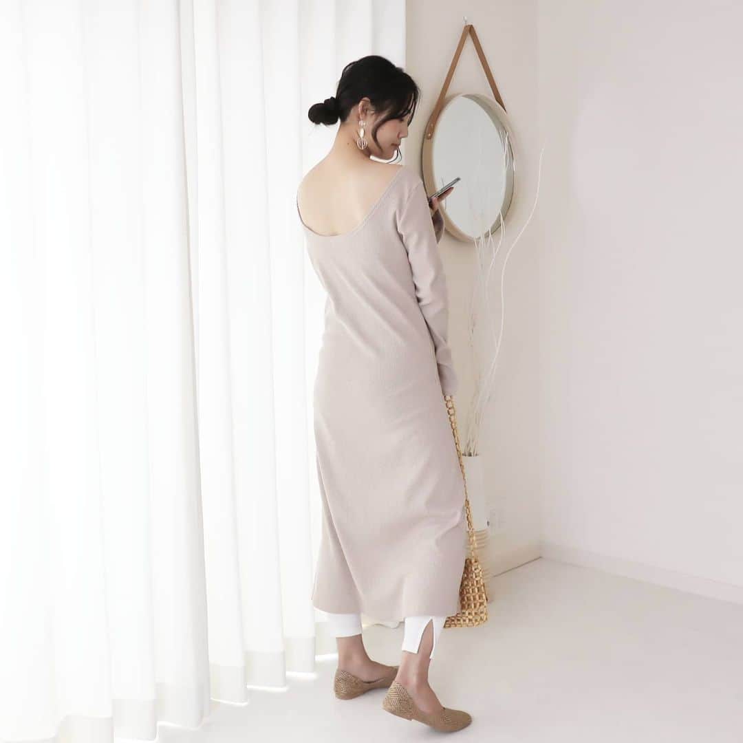 Eri Satoさんのインスタグラム写真 - (Eri SatoInstagram)「beige×ivoryコーデ · one-piece: @flowriri.official · おうち時間も可愛くいられる @flowriri.official の #バックオープンリブワンピース  背中ががっつりあいてるのがポイント😘 · タイト過ぎないシルエットだし、1枚でキレイめに見えるからリモートワークにオススメ💛 ちなみにチャット会議の時は可愛いピアスをポイントにしてます笑 · blogにはインナー事情も書いてるので @satoeri626 のトップのURLから見てね☺️ · #flowriri#flowriri_code#chao_app#フロウリリ#カジュアル #トレンドカラー#ワンピース#高身長コーデ#ママコーデカジュアルコーデ#ワンピースコーデ #春コーデ#fashion#ootd#outfit#code#coordinate#style#ファッション#コーディネート#コーデ#プチプラ#プチプラコーデ#シンプルコーデ#mamagirl#locari#partegram#カジュアル#お洒落さんと繋がりたい」4月22日 17時14分 - satoeri626