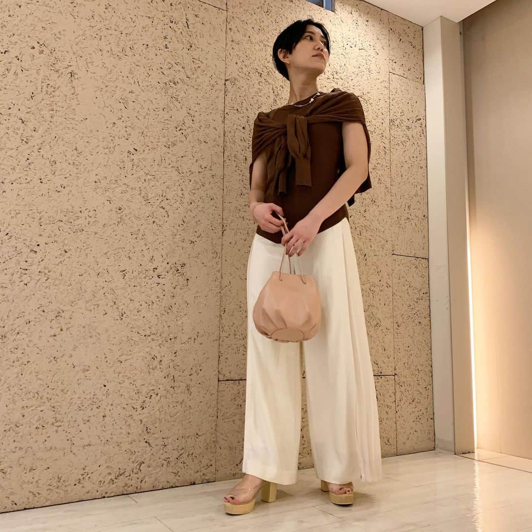 のインスタグラム：「【PICKUP STYLING】 〈福岡パルコ〉UEKI(@lagunamoon_ayaka) 肌寒い時はカーディガンを羽織り、暑い時は袖を抜いて肩掛けできるデザイン。温度調整が一枚ででき、季節の変わり目におすすめです。 . . ・フェイクアンサンブルニットプルオーバー price...¥13,000＋tax color...WHT/CRM/BRN size...F(スタッフ身長157cm,ボトムスS着用) . . ___________________________________________________ LAGUNAMOON全国店舗のLINEアカウントが出来ました！ @lagunamoon_shop TOPのハイライト「LINE」よりお好きな店舗を追加出来ます！  _____________ プロフィールのURLよりご覧下さい。 #LAGUNAMOON #LAGUNAMOON_SHOP」