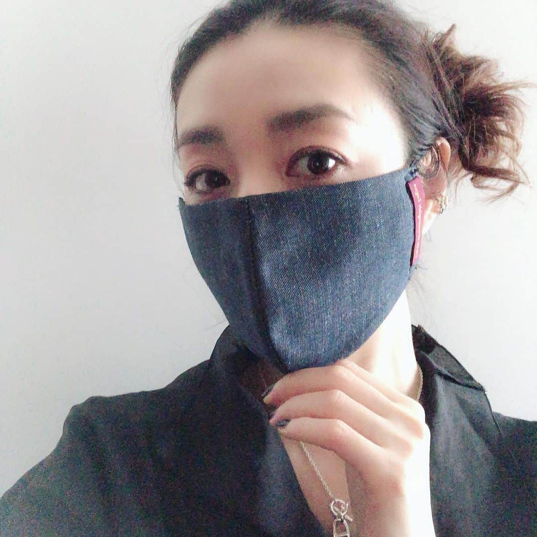 牧山純子さんのインスタグラム写真 - (牧山純子Instagram)「最近の私の愛用マスクはこちら！お仕事でもプライベートでもお世話になっているFILO（http://www.filo.jp/）さんからいただいた手作りマスク。職人さんが1枚1枚手作りしてくださっているというとても心がポカポカになる優しいマスクです😷💕 #mask #マスク #手作りマスク #ermenegildozegna #ありがとう」4月22日 17時17分 - junko.violin1202