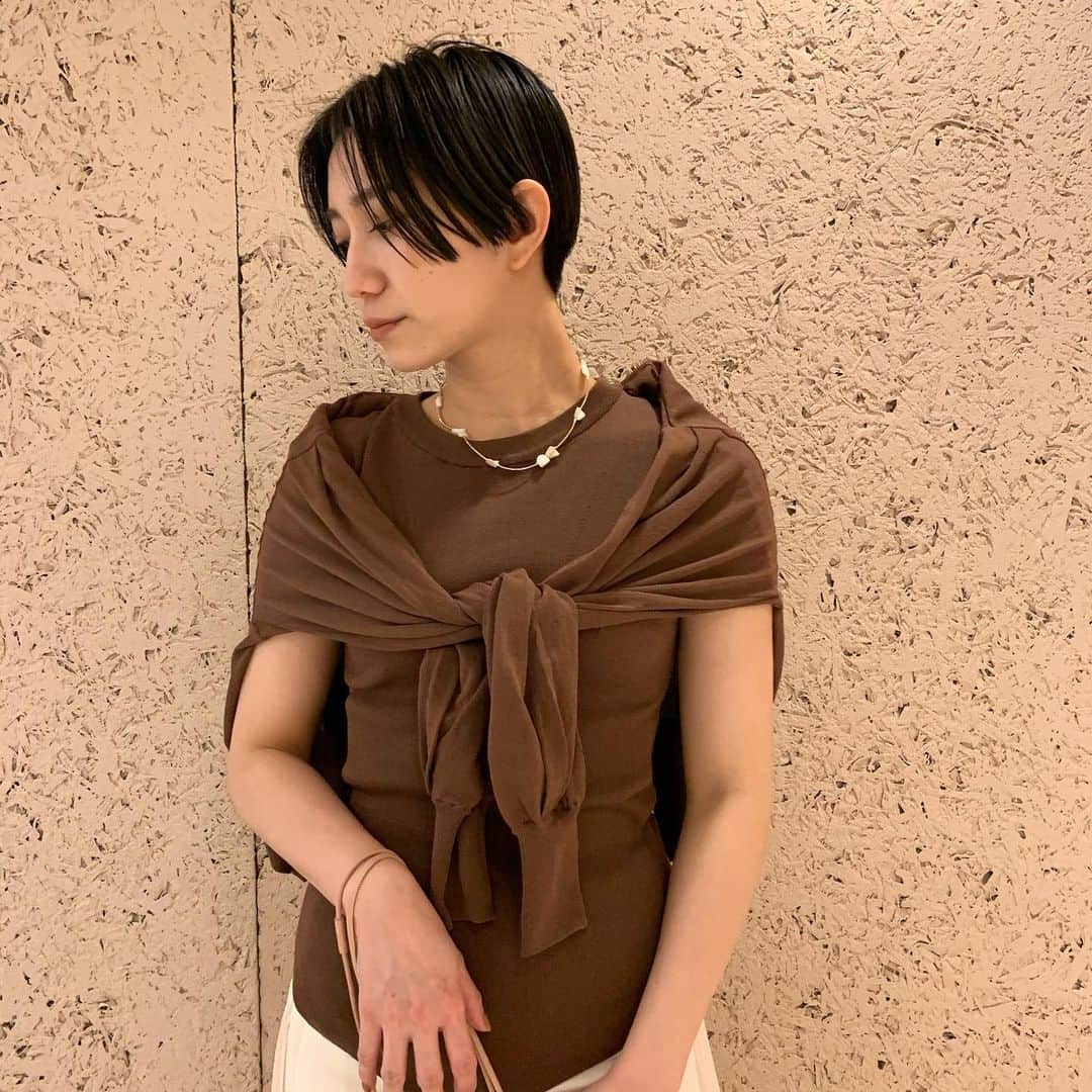 のインスタグラム：「【PICKUP STYLING】 〈福岡パルコ〉UEKI(@lagunamoon_ayaka) 肌寒い時はカーディガンを羽織り、暑い時は袖を抜いて肩掛けできるデザイン。温度調整が一枚ででき、季節の変わり目におすすめです。 . . ・フェイクアンサンブルニットプルオーバー price...¥13,000＋tax color...WHT/CRM/BRN size...F(スタッフ身長157cm,ボトムスS着用) . . ___________________________________________________ LAGUNAMOON全国店舗のLINEアカウントが出来ました！ @lagunamoon_shop TOPのハイライト「LINE」よりお好きな店舗を追加出来ます！  _____________ プロフィールのURLよりご覧下さい。 #LAGUNAMOON #LAGUNAMOON_SHOP」