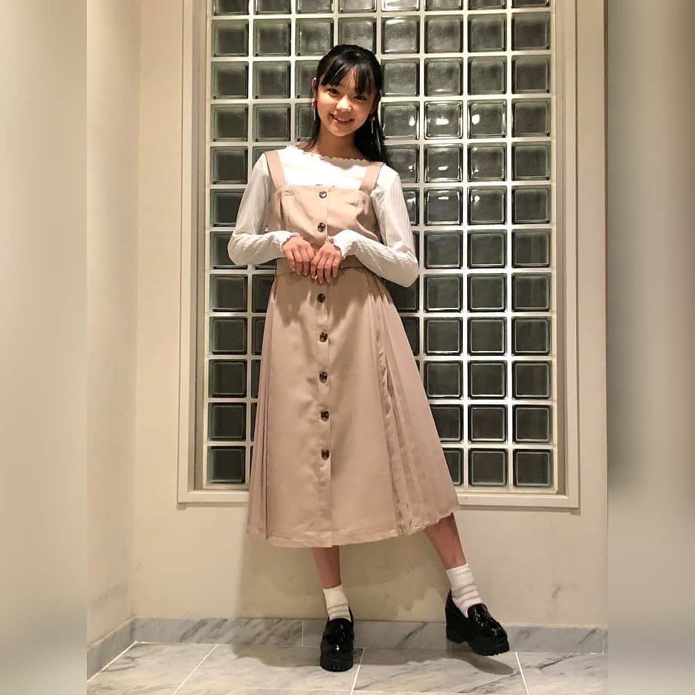 ニコ☆プチさんのインスタグラム写真 - (ニコ☆プチInstagram)「👗✨👠👒💎﻿ ﻿ ﻿ ベージュのワンピースでちょっと大人っぽく見せて、﻿ イヤリングはチュッパチャップスでカワイイも見せられるようにしました✨﻿ みんなも #春コーデ を着て、#家でもオシャレしよう 💗💗﻿ ﻿ ﻿ ユヅキより﻿ ﻿ ﻿ #ネットプチコレ﻿ #おうちでファッションショー﻿ #ニコプチ﻿ #川本結月」4月22日 17時18分 - nicopuchi_official