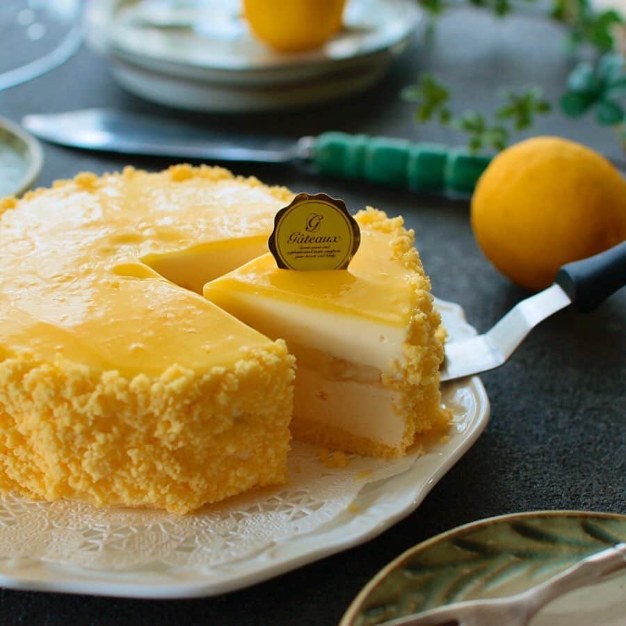maiさんのインスタグラム写真 - (maiInstagram)「2020年4月22日 . 🎶アントルメ ・レモン&クリームチーズ&バナナ🎶 . ネーミングが思いつかないのでそのまま(いつもですね💦)。 パータボンブベースのチーズムース、バナナ🍌、レモンムース🍋 . 今朝は国産レモンでレモンカードを作りました。 半分は朝食のトースト用に、残りを使ってこのケーキのレモンムースとレモンのグラッサージュを作りました😋 . 周りのケーキクラムは、昨日も焼いた台湾カステラをフープロにかけてホロホロにしたもの😁卵とバニラとココナッツ🥥の香りがほんのり。 ついでにシュガースポット出て(またもや❗️)なんとかしなくちゃ💦のバナナもサンドして。 午後のおやつに。  今や12cmで作っても夫婦2人では食べきれないわ😅 コロナ太りし始めてる自覚があるし💦作るの大好きだけど消費できません‼️と言っている生徒さんの気持ちが良くわかる今日この頃、、😅💚 . . #チーズムース #レモンムース #ムースケーキ #アントルメ #お菓子教室 #ミルガトー #つくば #鈴木美汐」4月22日 17時18分 - michoumama