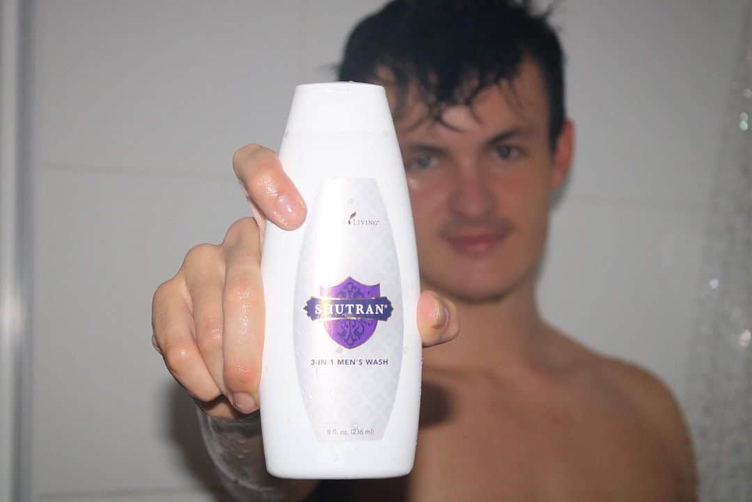 ジェイク・ドランのインスタグラム：「@younglivingaunz shutran 3in1: smells great, chemical free, awesome for skin and hair health - overall great product #younglivingau 🌱」