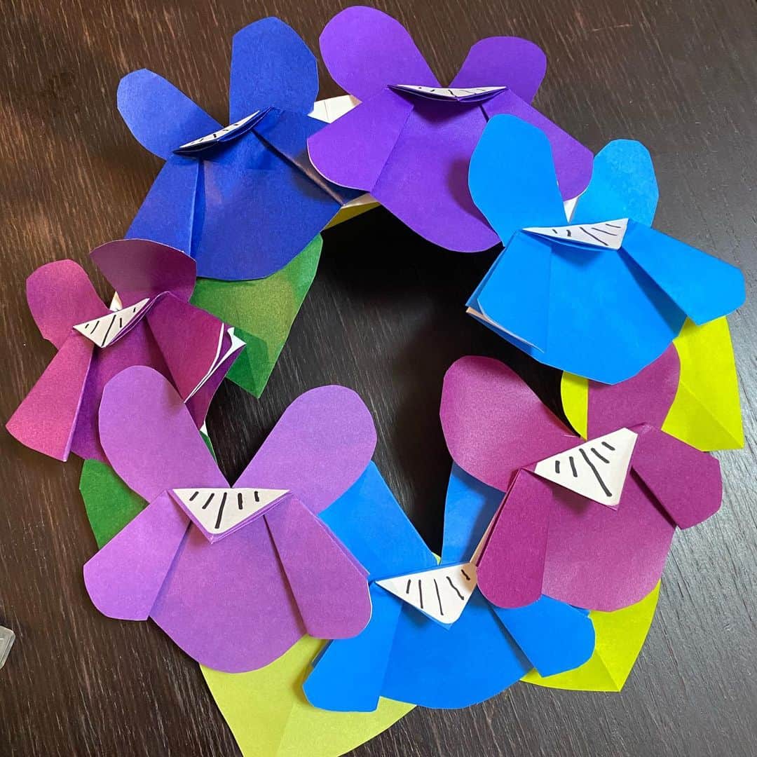 荻原和歌のインスタグラム：「「すみれのリース」合作。  #おこもり  #子どものいる暮らし  #折り紙  #季節の花  #すみれ」