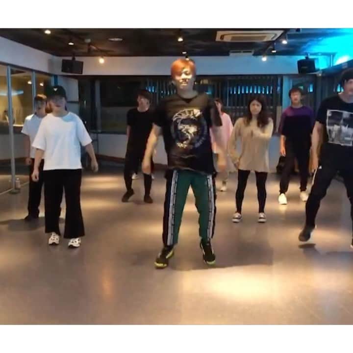 YASTIN のインスタグラム：「最近レッスンできてないから前のレッスン動画♪ BOXアカデミーのみんな元気かなー？ My Type♪ #yastinchoreo ・ ・ ・ #ダンス動画 #ダンスレッスン #レッスン動画 #ダンススタジオ #ダンス #dance #dancer #dancestudio #dancelesson #dancemove #bestdance #hotdance #mytypechallenge #dancechallenges #dancevideos #trendingdances #shootdance #ヒップホップダンス #hiphopdancer #japanesedancer #いいね返し #l4l #choreograph #urbandance #urbanchoreography #danceclub #ダンス部 #コロナに負けるな」