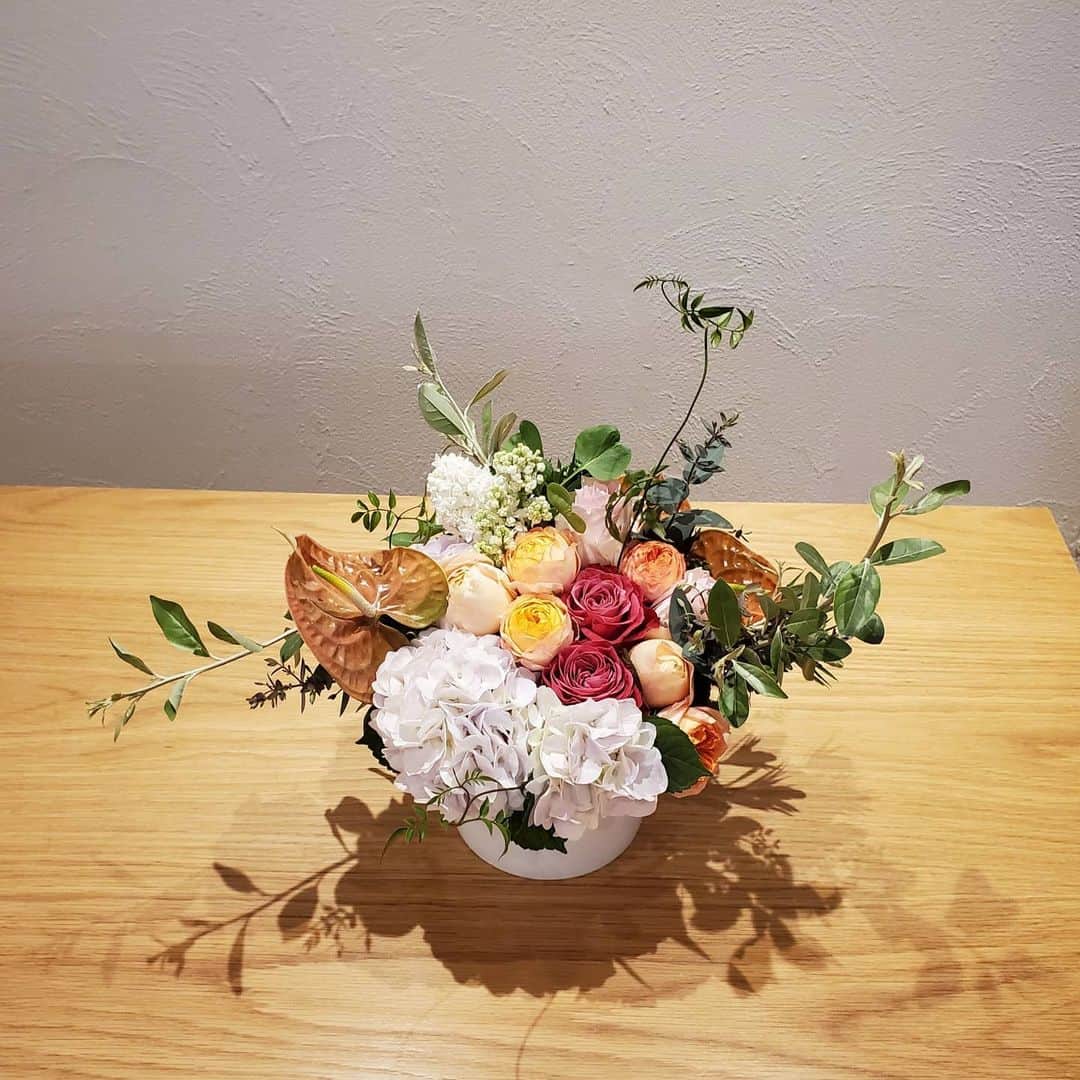 慶元まさ美さんのインスタグラム写真 - (慶元まさ美Instagram)「東京にいるお友達から お花が届きました～  可愛すぎて お店のなか行ったり来たり(笑)  360度どこから見ても かわいいです～  #前芝良紀 さんの作品でした。 @varenchapart15 頼んでくれた友達も 今までの作品と違ったと。  お友達もそうだけど 芸術センスのある人は 感じたものを形にするセンスが ホントに素晴らしい。  週末からちょこっと沈んでた テンションが回復しました～😆 単純なのです(笑)  心遣いに感謝です。 ありがとう～😊」4月22日 17時28分 - preciousmomentk