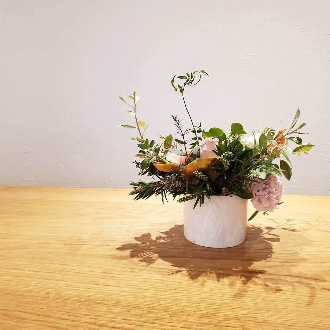 慶元まさ美さんのインスタグラム写真 - (慶元まさ美Instagram)「東京にいるお友達から お花が届きました～  可愛すぎて お店のなか行ったり来たり(笑)  360度どこから見ても かわいいです～  #前芝良紀 さんの作品でした。 @varenchapart15 頼んでくれた友達も 今までの作品と違ったと。  お友達もそうだけど 芸術センスのある人は 感じたものを形にするセンスが ホントに素晴らしい。  週末からちょこっと沈んでた テンションが回復しました～😆 単純なのです(笑)  心遣いに感謝です。 ありがとう～😊」4月22日 17時28分 - preciousmomentk