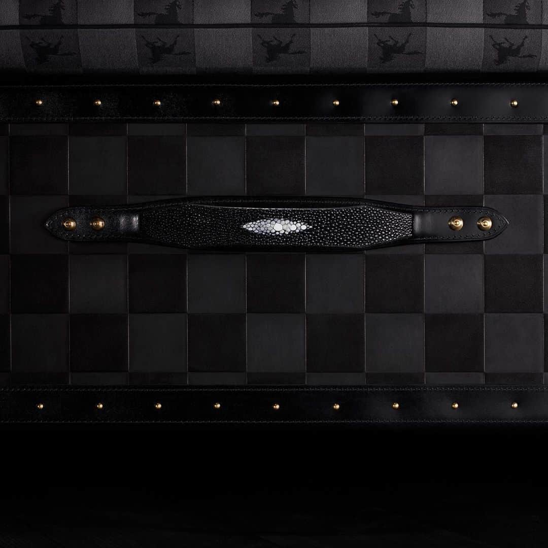 HYPEBEASTさんのインスタグラム写真 - (HYPEBEASTInstagram)「#hypelife: @hastensbeds and @ferrisrafauli are set to launch a luxurious $400,000 USD Grand Vividus bed. Owned by @champagnepapi, the bed comes in black and navy blue options and boasts a mattress meticulously crafted with wool, cotton, and horsehair, and upholstered by hand. It also features “Grand Vividus” and “Life Well Lived” in gold embroidery, while a horse pattern based on Hästens’ iconic horse insignia, covers the woven cotton fabric. Underneath, the luggage-like bed frame continues the checkerboard print, while an adorned nameplate secured with golden brass studs tops off the design. For more details, head to the link in our bio. ⁠⠀ Photo: Hästens」4月22日 17時31分 - hypebeast