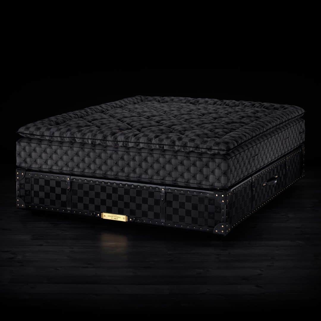 HYPEBEASTさんのインスタグラム写真 - (HYPEBEASTInstagram)「#hypelife: @hastensbeds and @ferrisrafauli are set to launch a luxurious $400,000 USD Grand Vividus bed. Owned by @champagnepapi, the bed comes in black and navy blue options and boasts a mattress meticulously crafted with wool, cotton, and horsehair, and upholstered by hand. It also features “Grand Vividus” and “Life Well Lived” in gold embroidery, while a horse pattern based on Hästens’ iconic horse insignia, covers the woven cotton fabric. Underneath, the luggage-like bed frame continues the checkerboard print, while an adorned nameplate secured with golden brass studs tops off the design. For more details, head to the link in our bio. ⁠⠀ Photo: Hästens」4月22日 17時31分 - hypebeast