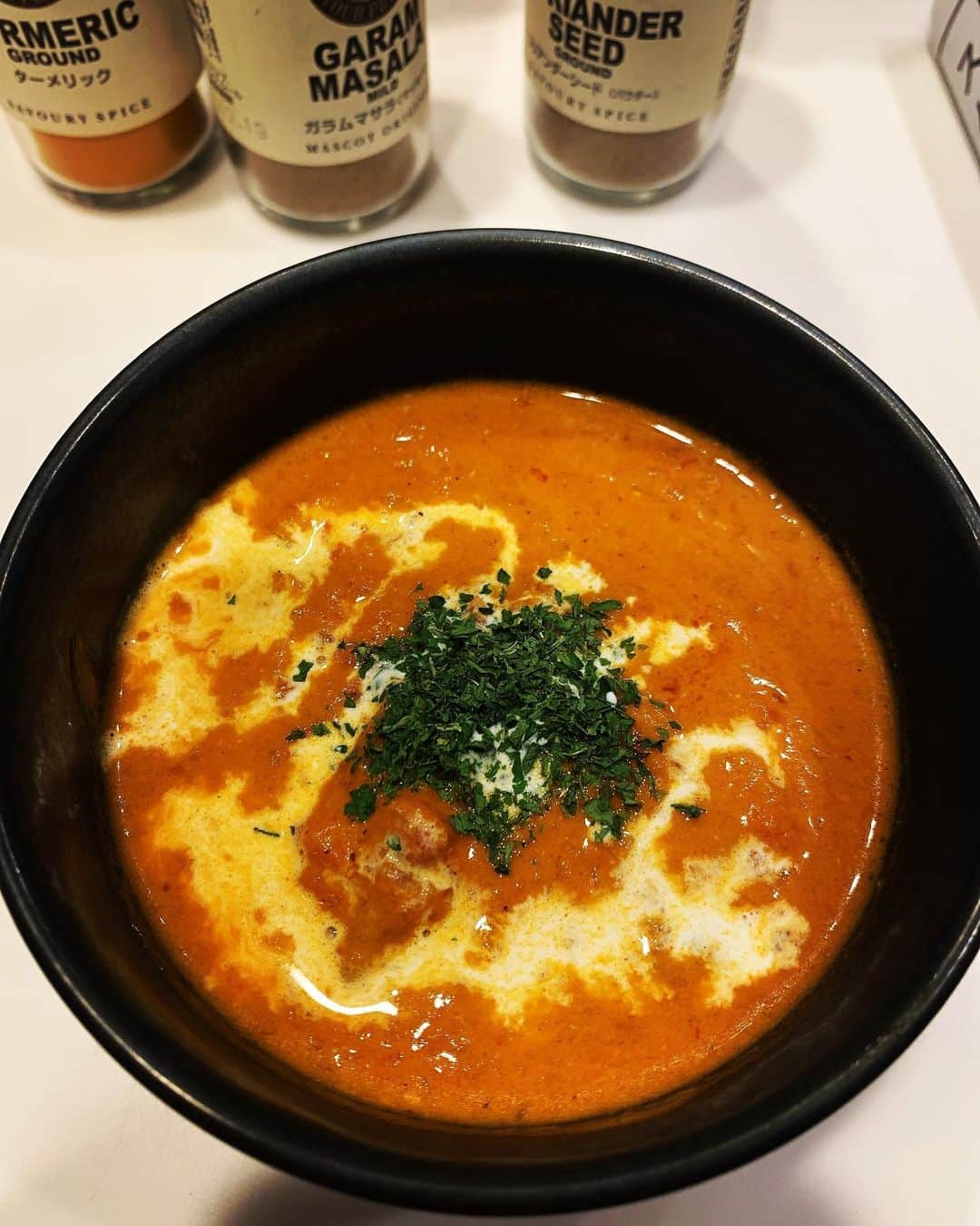 樋渡大輝のインスタグラム：「今日はスパイスカレー作り。久々に1から作った。ココナッツミルクとクリームとヨーグルトを入れてマイルドなバターチキンカレーにしました。スパイスは5種類使いました。近々作り方の動画UPしますね^_^  #放課後ハートビート #芸人 #カレー #自炊 #バターチキンカレー #スパイスカレー」