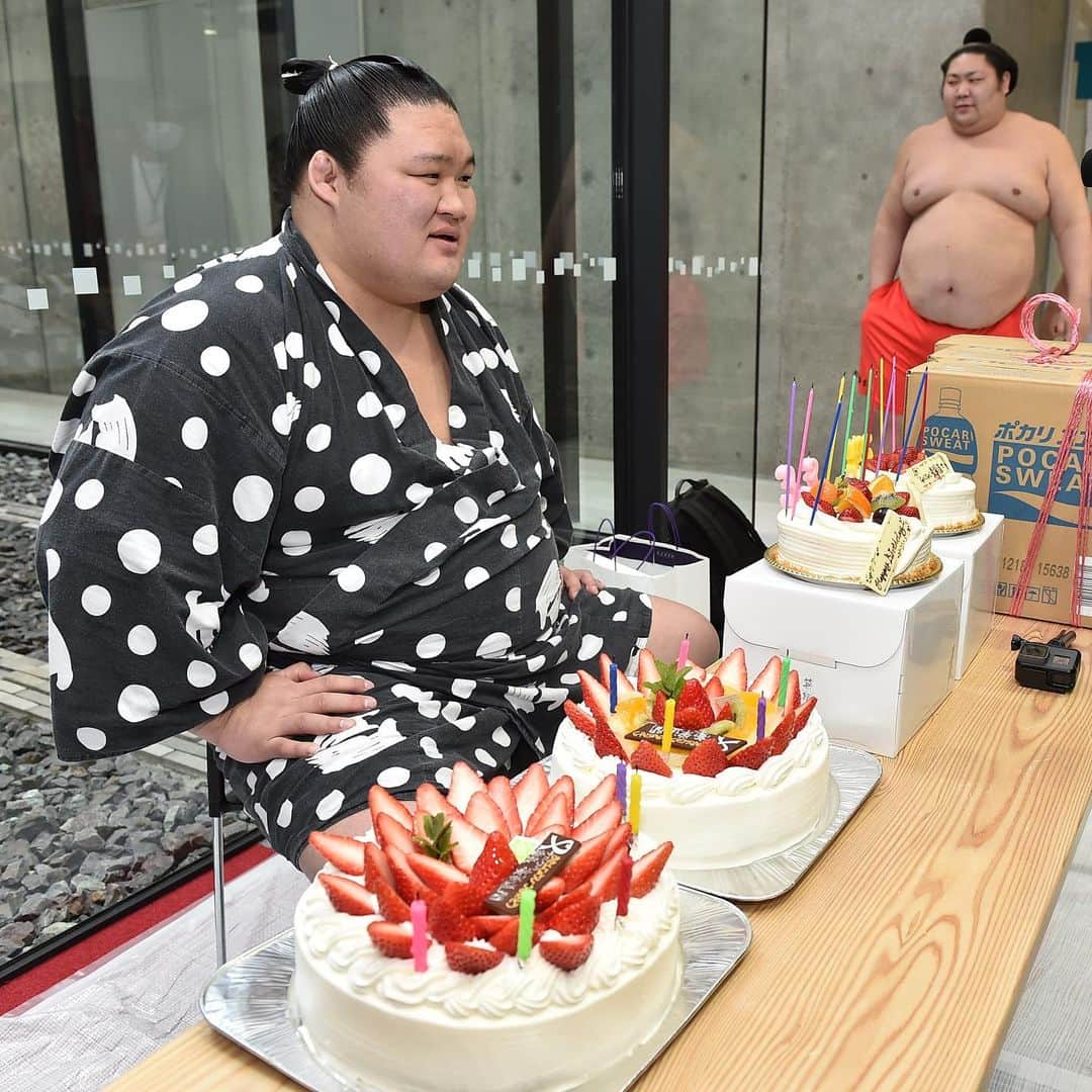 日本相撲協会さんのインスタグラム写真 - (日本相撲協会Instagram)「昨年の春巡業を振り返る﻿🌸 昨年、津市と静岡市で行われた春巡業の写真を振り返ります。 ﻿ ﻿ ・４月６日に誕生日を迎えた豪栄道（武隈親方）﻿ ・ふいにカメラを覗く炎鵬。﻿ ・取組に向かう千代の海。﻿ ・女の子とハイタッチする白鵬。﻿ ・トレーニング中の若元春﻿ ﻿ （撮影：2019.4.6、4.8 　ベースボール･マガジン社）﻿ ﻿ #sumo #相撲 #力士 #大相撲 #春巡業を振り返る #春巡業 #静岡市 #津市  #sumowrestling #sumowrestler  #japanculture #白鵬 #豪栄道#武隈親方#武隈親方#炎鵬#若元春#千代の海#津市産業スポーツセンター・サオリーナ#ツインメッセ静岡」4月22日 17時39分 - sumokyokai