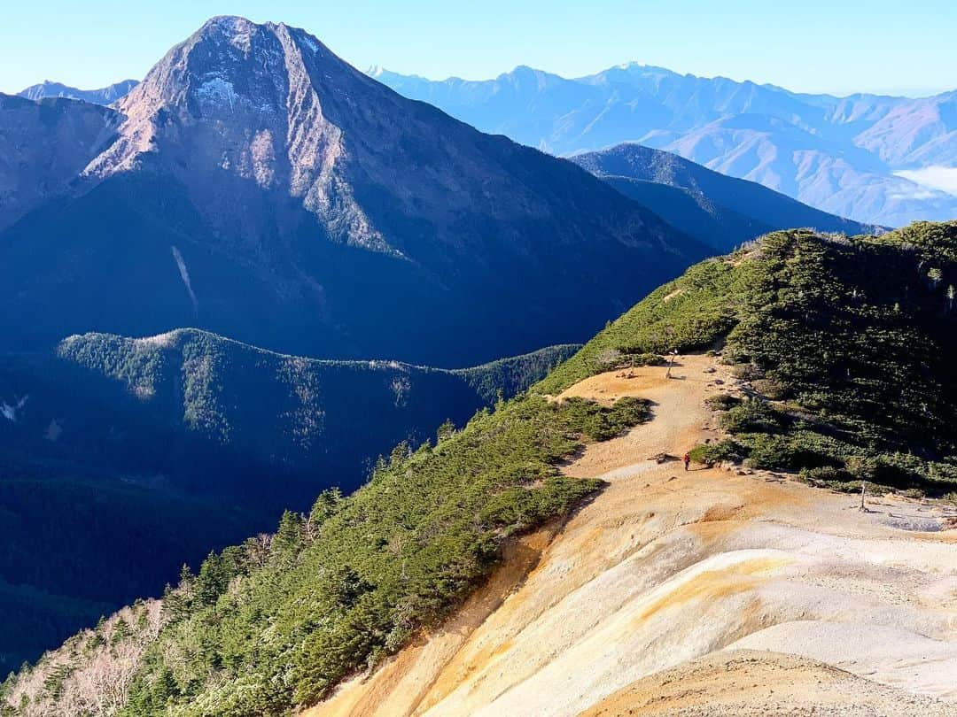 田中幸さんのインスタグラム写真 - (田中幸Instagram)「【八ヶ岳】 大好きな山⛰  いろんな季節で 景色が変わる  今は 街から眺める八ヶ岳に 憧れを抱きながら、、、 写真最後は 個室をもらえた山小屋で 荷物広げて乾燥と整理  山では自分の 本質と本性が出て それも、また楽しい🥾  今は"我慢"が 山を近づけてくれる🤘 【マーモット・フォトコンテスト】 @marmot_japan  @peaks_mag  #marmot_grid  #フォトコン #過去フォトコン  @marmot #marmot #マーモット #アウトドア #アウトドア女子 #山ガールファッション #山ガール #登山 #登山女子 #コーデ」4月22日 17時40分 - sachitanaka