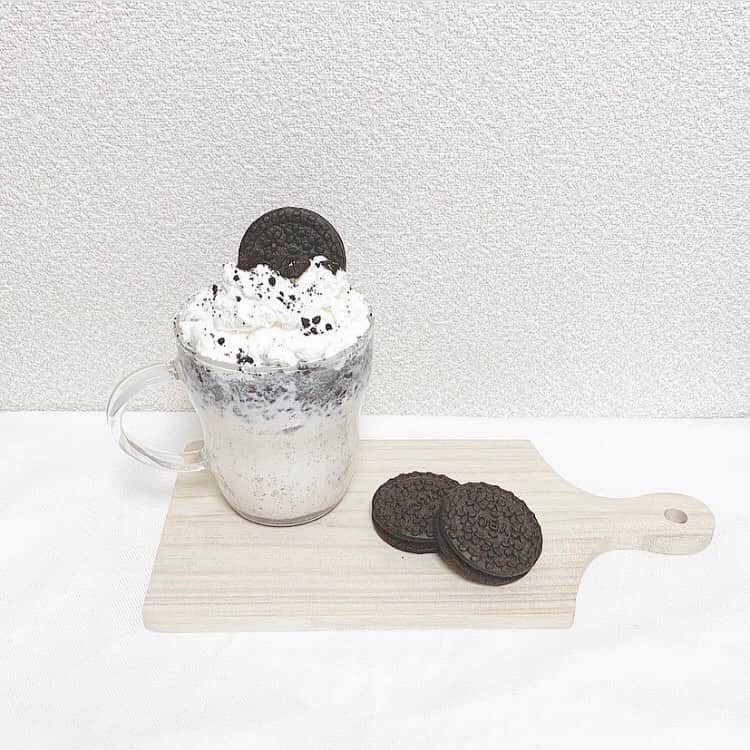 R i R y (リリー)さんのインスタグラム写真 - (R i R y (リリー)Instagram)「『作り方も紹介!!　オレオドリンク🤎』﻿ ﻿ 甘くて美味しそうな #オレオドリンク﻿ 今回は @___.lapin さんによる、オレオドリンクの作り方をご紹介！！﻿ ﻿ 【作り方】﻿ ① オレオをクッキーとクリームに分ける﻿ ② クッキーの部分を細かく砕く﻿ ③ ②をコップに入れる(少し残しておく)﻿ ④ 牛乳をコップの八分目まで入れる﻿ ⑤ 生クリームをのせる﻿ ⑥ ②を生クリームの上にのせる﻿ ⑦ オレオを端にのせる﻿ ﻿ #おうち時間 に作ってみてね〜！﻿ ﻿ Photo by﻿ @___.lapin﻿ @mm_______.7﻿ @nkcha5﻿ @emr___k﻿ @hachamarukyafe﻿ ﻿ ✴︎---------------✴︎---------------✴︎﻿ ﻿ ▶▶Instagram・Twitter・TikTokで掲載する写真を募集中📸﻿ カワイイ写真が撮れたら、@velle.jp をタグ付けするか、ハッシュタグ #velle_jp をつけて投稿してみてね♪﻿ ﻿ velle編集部と一緒にカワイイで溢れるvelleを創っていこう😚」4月22日 18時00分 - velle.jp