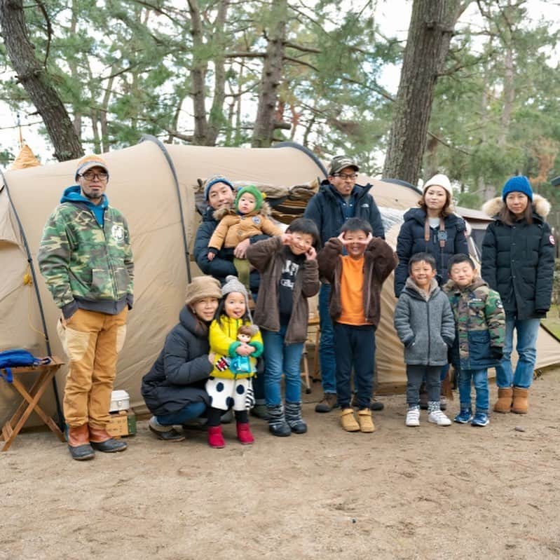 キャンプ情報サイト［ランタン］さんのインスタグラム写真 - (キャンプ情報サイト［ランタン］Instagram)「CAMP SMILE STYLE ／ キャンプの楽しさの基準は 子供たちが楽しいかどうか ＼ いろんなキャンパーのキャンプスタイルを現地取材と一般キャンパーからの投稿で数多く掲載してます。 . . 詳しくは @lantern.camp  webサイトをご覧ください . . #camp #camping #outdoor #travel #trip #lantern_smile #nature #キャンプ #キャンプ用品 #アウトドア #テント #自然 #旅行 #キャンプ初心者  #キャンプ好きな人と繋がりたい #マイアミ浜オートキャンプ場 #滋賀 #コールマン #ヴィンテージランタン #レイサ6 #ツーバーナー #グループキャンプ #グルキャン」4月22日 17時52分 - lantern.camp