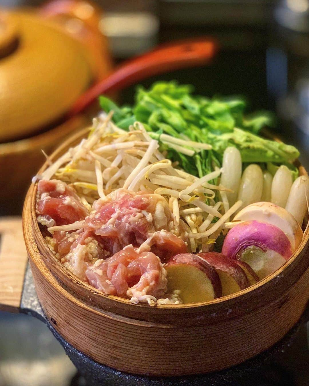 多嶋沙弥さんのインスタグラム写真 - (多嶋沙弥Instagram)「野菜、足りてますか🥗？ 私は正直、最低限は気を配りつつ大筋は好きなものばかり作って食べてイマイチ自信がありません🥕🍻笑 . 我が家は夫婦揃って和食党ということもあり、 野菜ならサラダよりも火が通ったものが好きです😊 生の方が栄養が摂れるとか、そのほうが美味しいルッコラやパクチーなどはそのまま頂きますが、 甘味と旨味をしっかりと味わえる蒸籠蒸しは息子にも人気です💓 . 今日は棚の肥やしになっていたイワシの缶詰でバーニャカウダカウダソースを作って…って、 和食と言ったそばから思いっきりカタカナ出ました😂 . こんな感じで献立は冷蔵庫の中身と食べたいもの(とお酒)を考えながらその場で生まれていくわけですが、 その「献立の作り方」の話もまた改めてさせて下さいね🥰 . お篭り月間、皆さんも毎日の食卓を楽しめますように❤️ #ママモデル#１つ持っておくと便利#せいろ#美味しい上に見た目も盛り上がるから💓#おうちごはん#おうち居酒屋#男の子ママ#塩麹レシピ」4月22日 17時56分 - saya_tajima