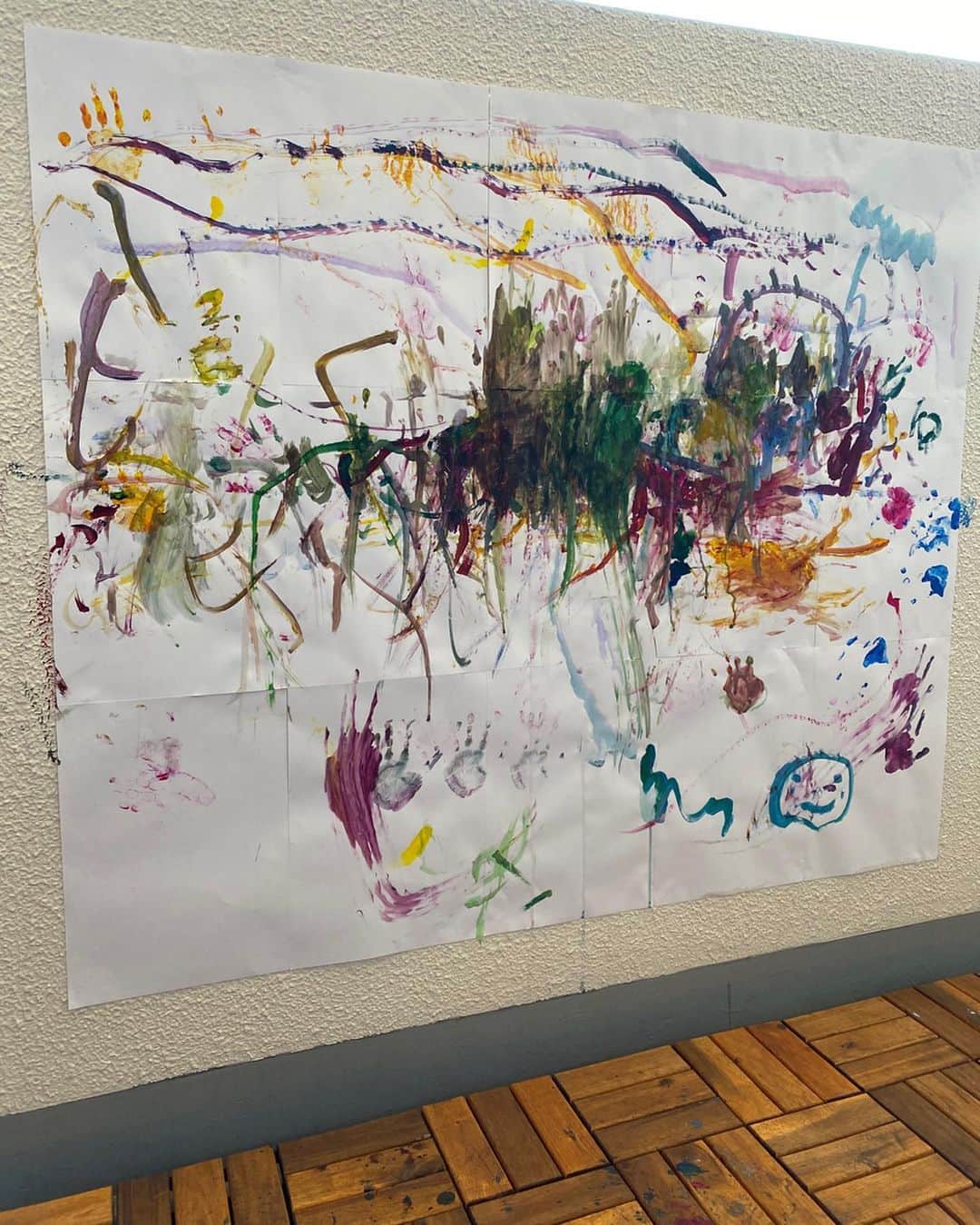 河内麻沙美さんのインスタグラム写真 - (河内麻沙美Instagram)「#🎨 ． ． 毎日のおうち時間に悩んだ結果、思い切ってベランダでお絵描きしてみた🤗💕 洋服も壁も床も全部汚される覚悟😂‼️ でも2人がほんっとに楽しそうでやってよかったよ❤️ 手形付けたり✋筆で描いてみたり🖌 子供が描く絵ってほんとアートだよね✨ 絵を描くことで想像力も豊かになる🥰 ． LILIとRIKUが使ってる【ツボヨネのクリエイティブBOX】は筆洗いバケツ･パレット･スケッチブック･原色絵具セット･筆セット･鉛筆･鉛筆削りの7点セットだから、すぐに水彩画を始められるよ👏🏻 クラウドファンディング(MAKUAKE)に出品中〜🙌 ． LILIとRIKUのスカートとパンツはママの手作り🥰 洋服は…おわったよ😇w ･ @tsuboyone  #ツボヨネ #坪米製作所 #tsuboyone #クリエイティブBOX #creativebox #お絵描き #お家時間 #想像力 #自分で創造する力 #黄色いバケツ #クリエイティブボックス #お絵かきキット #水彩画 #日本製 #知育 #マクアケ #LILIとRIKU #おうち時間 #アート #お絵描き #ハンドメイド #リンクコーデ #姉弟 #姉弟コーデ #こどものいる暮らし」4月22日 18時03分 - masamikouchi