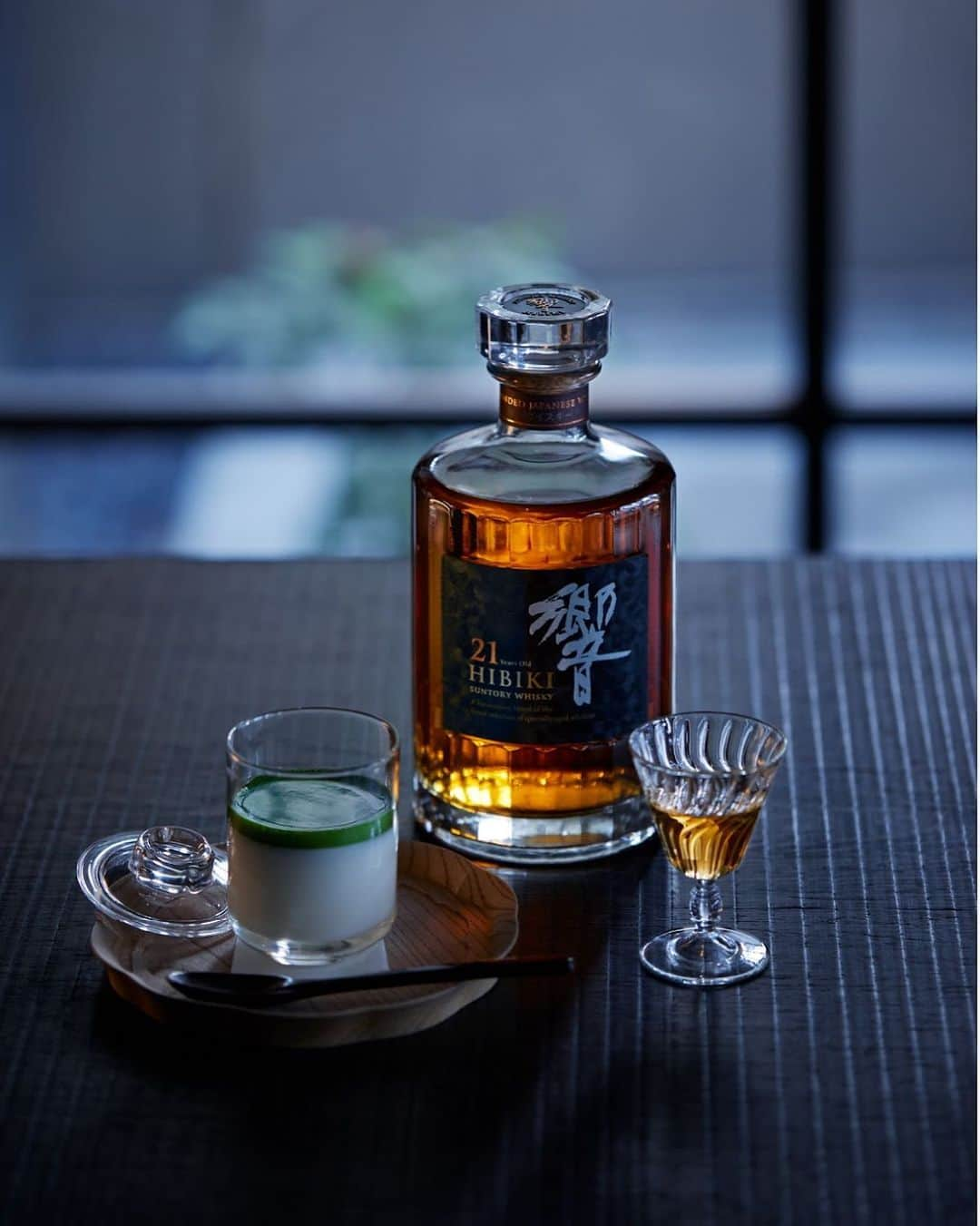 響 | SUNTORY WHISKY HIBIKIさんのインスタグラム写真 - (響 | SUNTORY WHISKY HIBIKIInstagram)「. HIBIKI TIME　～二十四節気・穀雨～ 「穀雨」の節気が終わる頃、「立春」から数えて88日目となる日を「八十八夜」呼び、この日に摘まれた新茶は縁起が良いと重宝されます。繊細な香りをさまざまに味わう茶の文化は、日本人の暮らしに今も根付いています。  Young tea leaves picked on the 88th day of spring in the traditional Japanese calendar are appreciated and are believed to bring good fortune. The original culture to savor delicate flavors of green tea in various styles has long been a part of Japanese lifestyles.  #hibiki #響 #二十四節気 #24seasons #穀雨 #kokuu #抹茶 #japanesetea #teasweets #glass #japaneseculture」4月22日 18時03分 - suntorywhisky_hibiki