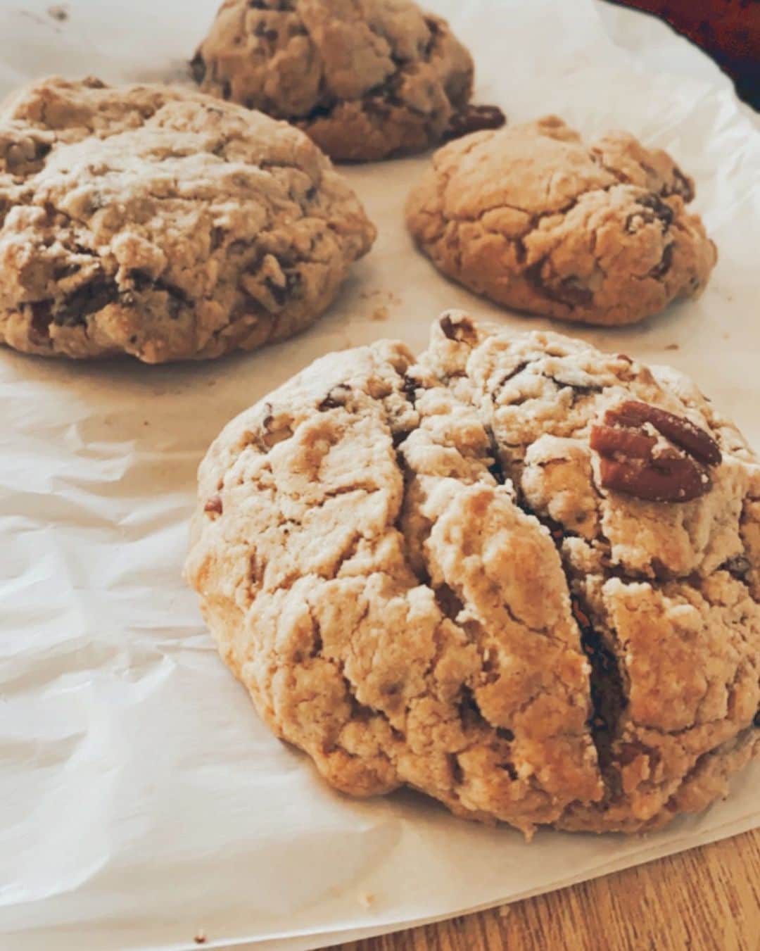 エビアン・クーのインスタグラム：「Chocolate Chip Cookies (6 Giant cookies / 15 small cookies)  What you need…. . A batch *All purpose flour 2 cups *Cake flour 1 1/4 cups *Baking soda 1/4 tsp *Baking powder 2 tsp *1/4 tsp Salt . B Batch *Cold unsalted butter 1 cup *Brown sugar 1/2 cup *Cane Sugar (granulated) 1/2 cups *Chopped Walnuts (toasted) *Dark Chocolate chips 1 1/3c . C  Batch *2 Eggs (lightly beaten) *Vanilla extract (optional 1tsp) . 1. Whisk all the A batch together 2. In another large bowl (B batch) , start with cold butter until it loses half of their shape but not fully melted, add sugars, (brown + Cane) then add chocolate and walnuts. 3. Add the A batch, (flour mixture) combined it together. It will be crumbly. If some pieces of butter remain mix them into small pieces but not fully. Add (c batch)2 eggs that’s beaten with Vanilla extract mix until fully combined. 4. To have a giant cookies, they are about 6 ounces each. Or you can make your own.  5. Preheat oven 375, and let your cookies bake for 25 minutes.  6.DONE!! Let me know how it goes:) #stayhomebakingchallenge  でっかいふあカリチョコチップクッキーの作り方 材料：４ー６個(15cm)デッカいクッキー 小さいクッキー15個 - ❶  中力粉2カップ(260g)  薄力粉 1 1/4カップ (185g) ベーキングパウダー小さじ2 ベーキングソーダ小さじ1/4 塩小さじ1/4 - ❷ 冷たいバター（226g) 砂糖（グラニュー糖）1/2cups ブランシュガー1/2cups ウォールナッツ （好みで） チョコチップ (200g) - 最後に: ２卵 バニラエキスト小さじ１（なくても良い） . 1. ボウルを用意して最初に❶を全部混ぜる。 . 2. 冷たいバターを崩して、後にグラニューとブラウンシュガーを混ぜる合わせる。（溶けすぎず・バランスを見て）そしてチョコチップとナッツを入れる。 . 3. ①で混ぜたボウルを２に入れて、混ぜ合わせて、最後に卵を入れる。 . 4. １８０度予熱したオーブンを２５分やいて終わりー１０分ほど待ってクッキーを冷ます。 . 5. これでアメリカンクッキー生地の出来上がりーふわふあとクランチな食感おいしーよー☺️」