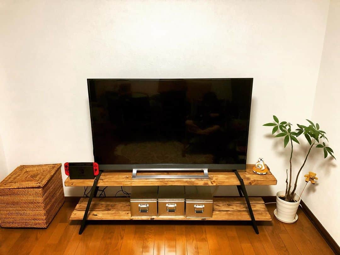 井澤惇のインスタグラム：「おうち時間を楽しむ為にでかいTVに買い替え。テレビ台はdodのテキーラベンチレッグと2×4木材でプチDIY。ゲームも映画も楽しむぞ〜！ #stayhome  #stayathome  #おうち時間  #家にいよう」