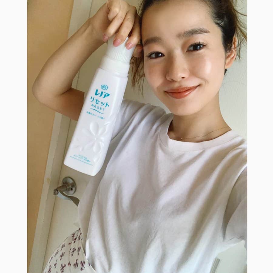 猪鼻ちひろさんのインスタグラム写真 - (猪鼻ちひろInstagram)「🌼🍃 久々にお家でTHE自撮り😂🙏🏻﻿ おうち時間が多く、好きな香りに包まれることが本当に癒しになってるいま。自信を持ってオススメしたいのが、対談撮影で出会った新発売のレノア。﻿ ﻿ 実は初めて使ったのですが﻿とってもいい香りでお気に入りに。﻿ 消臭と香りだけではなく、ファイバーケア成分が入ってるから衣類のダメージを防ぎ、ヨレ戻し効果もあるということに更に感動。﻿ ﻿ このTシャツも洗い直して、シーツなど家中ものをじゃぶじゃぶお洗濯していい香りにしたら、テンションが上がりました🧸﻿ 雑誌やwebで見かけたら是非教えてください☺️﻿ #レノアリセット #お洗濯 #おうち時間 #stayhome #pr」4月22日 18時09分 - inohanachihiro