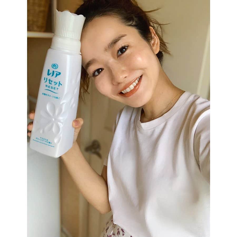 猪鼻ちひろのインスタグラム：「🌼🍃 久々にお家でTHE自撮り😂🙏🏻﻿ おうち時間が多く、好きな香りに包まれることが本当に癒しになってるいま。自信を持ってオススメしたいのが、対談撮影で出会った新発売のレノア。﻿ ﻿ 実は初めて使ったのですが﻿とってもいい香りでお気に入りに。﻿ 消臭と香りだけではなく、ファイバーケア成分が入ってるから衣類のダメージを防ぎ、ヨレ戻し効果もあるということに更に感動。﻿ ﻿ このTシャツも洗い直して、シーツなど家中ものをじゃぶじゃぶお洗濯していい香りにしたら、テンションが上がりました🧸﻿ 雑誌やwebで見かけたら是非教えてください☺️﻿ #レノアリセット #お洗濯 #おうち時間 #stayhome #pr」