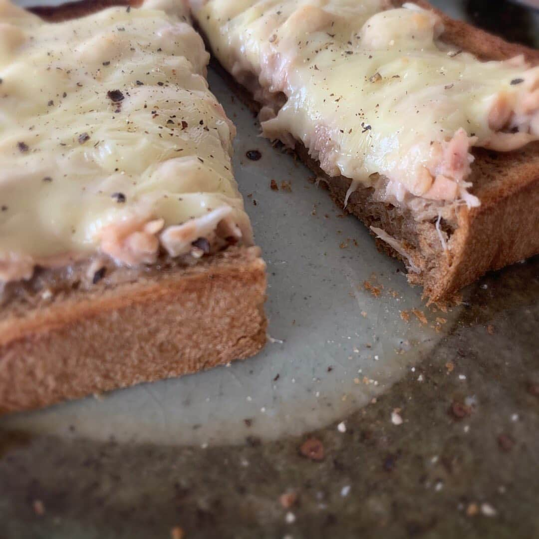 佐々木希さんのインスタグラム写真 - (佐々木希Instagram)「ブリアンツァさんの健康パン🍞 糖質を抑えたパンは嬉しい！時々こちらに変えてみようかな。 こちらのパンを使って今日のお昼はお家にあったツナ、刻んだ生の玉ねぎ、塩、マヨネーズを本当に少し和えて、パンの上にのせ、その上にチーズを。 なんとなーく作ったけど美味しかった！ ブリアンツァでディナーしていた時が懐かしいなぁ。  #laBrianza #ブリアンツァ」4月22日 18時09分 - nozomisasaki_official