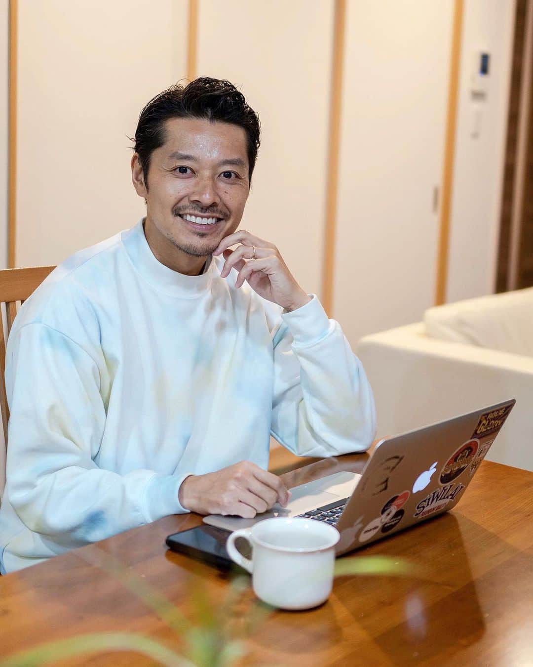 高田朋佳のインスタグラム：「“#staycoolathome ...” ———————————————————————— #workathome #homewear #homewearstyle #styleathome #takadachannel #youtuber #newcolonialstyle #jetset #singapore #luxuryresort #colonyclothing #singaporelife #singaporestyle  #lifestyle #fashion #mensfashion」