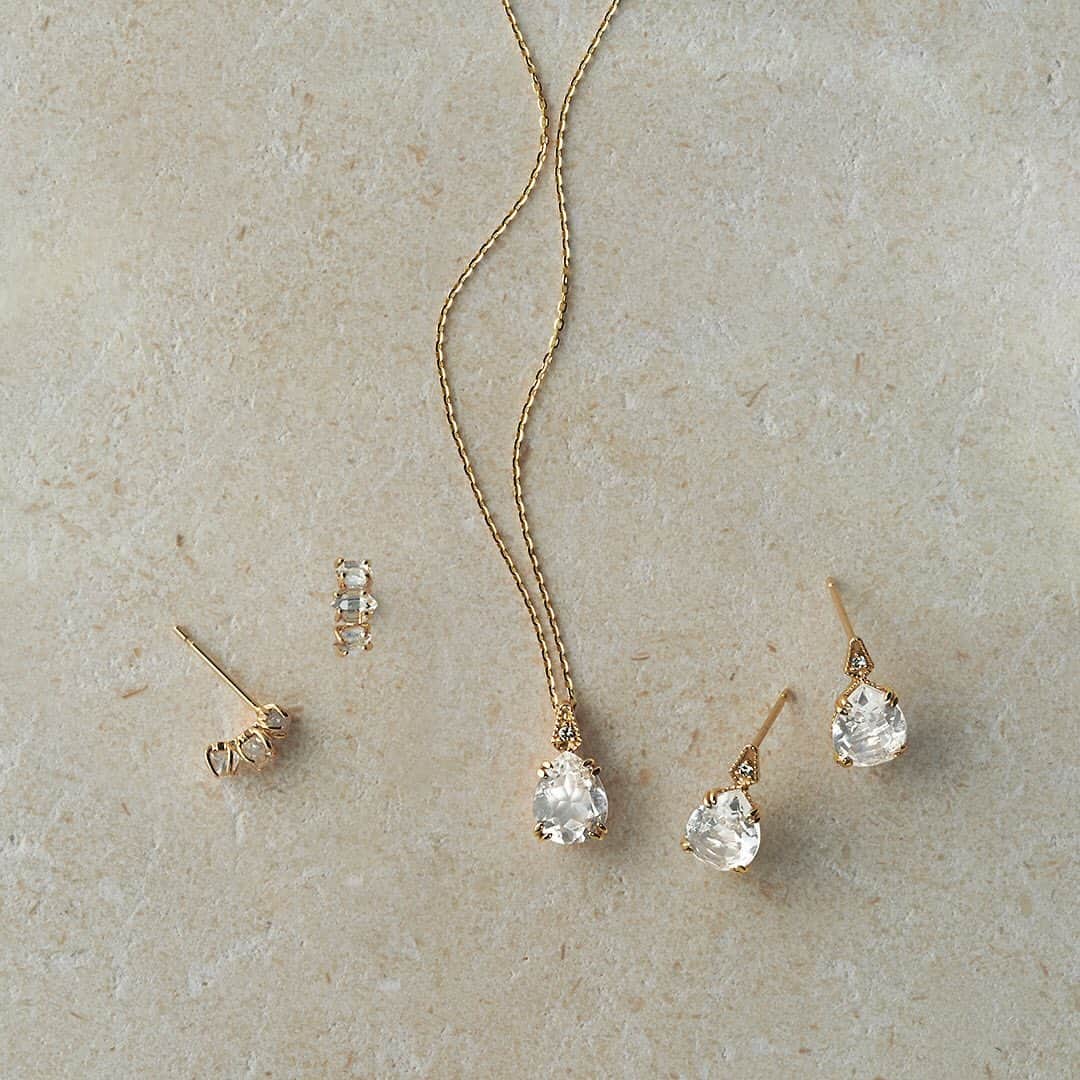 ageteさんのインスタグラム写真 - (ageteInstagram)「.﻿ 【2020 Summer Collection_QUARTZ】﻿ 何にも染まらない、その普遍的な美しさは、めまぐるしく変化する日々の中に心穏やかな時間を与え﻿ 揺るぎない信念を呼び覚ます。﻿ ﻿ #agete #jewelry #accessory #piercedearrings #necklace #quartz #diamond #summer #collection #newarrivals﻿ #アガット #ジュエリー #アクセサリー #ピアス #ネックレス #クォーツ #ダイヤモンド #夏 #コレクション #新作」4月22日 18時13分 - agete_official