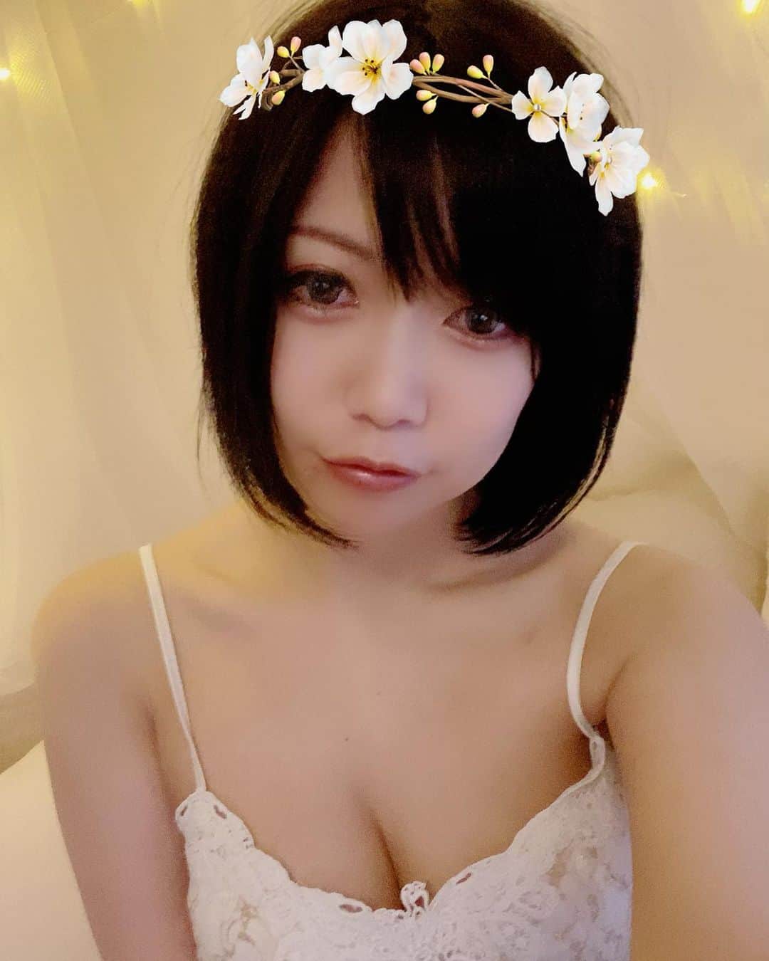 のインスタグラム：「ベッド周りに天蓋とフェアリーライト付けてるよー  #上野菜穂 #av女優」