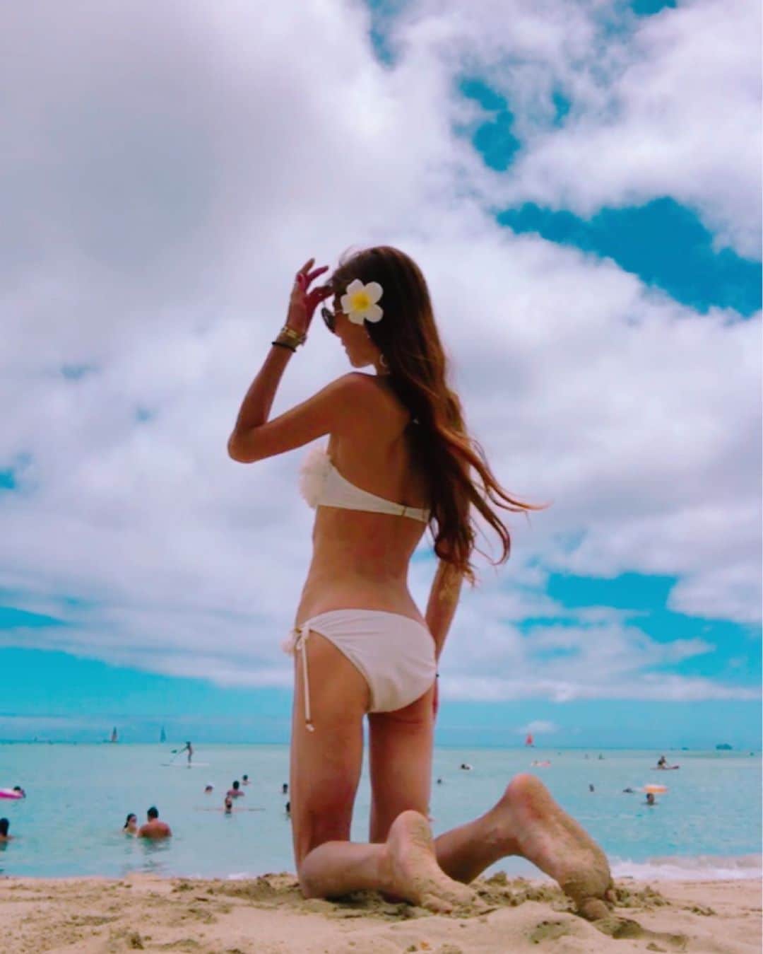 ささきえりさんのインスタグラム写真 - (ささきえりInstagram)「今の状況下で、幸せに感じる事を大切にしたいと思う😊♥️ ＊ ＊ ＊ #ハワイ　#hawaii #海　#ビーチ　#ビキニ　#おもひでぽろぽろ #思い出　#後ろ姿は18歳」4月22日 18時18分 - chaneri_ballet_style