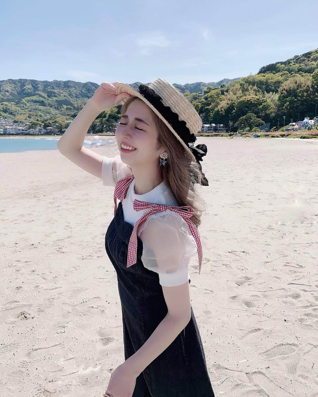 エリンコさんのインスタグラム写真 - (エリンコInstagram)「👒 . デニムワンピース👗🎀 . 肩のリボンとウエストのリボンで 調節もできるようになってます♡ . オールシーズン使えるワンピース♡ . ピンクハウスのwebshopでは すぐ売り切れてしまったけど ZOZOTOWNとタカシマヤのオンラインショップで 今販売されたので是非見てください😍💓 . #pinkhouse #ピンクハウス #ワンピース #デニムワンピース #ギンガム #ギンガムチェック #カンカン帽 #erinkodirection #东京 #时尚潮流 #可爱的 #fashion」4月22日 18時21分 - erinko0315