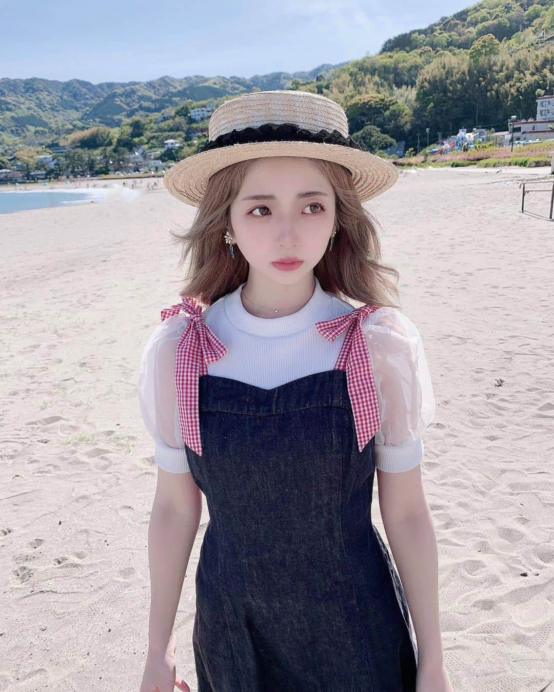 エリンコさんのインスタグラム写真 - (エリンコInstagram)「👒 . デニムワンピース👗🎀 . 肩のリボンとウエストのリボンで 調節もできるようになってます♡ . オールシーズン使えるワンピース♡ . ピンクハウスのwebshopでは すぐ売り切れてしまったけど ZOZOTOWNとタカシマヤのオンラインショップで 今販売されたので是非見てください😍💓 . #pinkhouse #ピンクハウス #ワンピース #デニムワンピース #ギンガム #ギンガムチェック #カンカン帽 #erinkodirection #东京 #时尚潮流 #可爱的 #fashion」4月22日 18時21分 - erinko0315