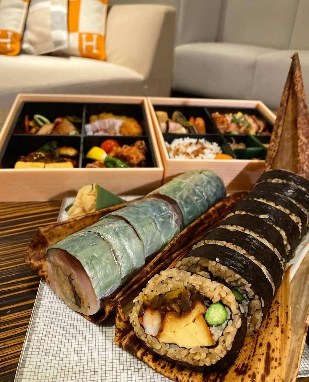 濱野りれさんのインスタグラム写真 - (濱野りれInstagram)「. 'Sushi Yoshitake's takeaway menu🐟💙 What I brought back this time is ＊《Washoku Bento》 ＊《Mackerel Roll》 ＊《Thick Rolled Sushi》 I don't know if it will happen for the rest of my life that I can take out a super famous Sushi Restaurant that has won Three Michelin Stars for eight consecutive years. . There are many things I can't do in this situation, but I felt that there are things I can only experience in this situation👏 Stay safe and Enrich your 💝 . . 今回のお持ち帰りは【鮨よしたけ】🐟👏 #テイクアウト してきました💙 《太巻き》と《鯖鮨》は吉武さん 《お弁当》は吉武さんの弟さんが 作ってくれたもの👩‍🍳🧡 ミシュラン三つ星店のお持ち帰りが食べれるなんてこの先二度とないかも...🙏❤️ こんな状況だからこそ経験できることもあるんだね💕 自宅で味わうミシュランは贅沢すぎた😍❤️ . 色んな組み合わせができるみたいなので 気になった人は確認してみてね💕 お電話か、アプリサイト【menu】 で予約できるみたいです👏 . 吉武さん、女将さん、 またお会いできる日を楽しみにしています💏 . #sushiyoshitake  #michelinstar#michelin3stars #takeawayfood#rirelog#stayhome #テイクアウトグルメ#鮨よしたけ#ミシュラン#ミシュラン三つ星#お持ち帰り」4月22日 18時25分 - riregram