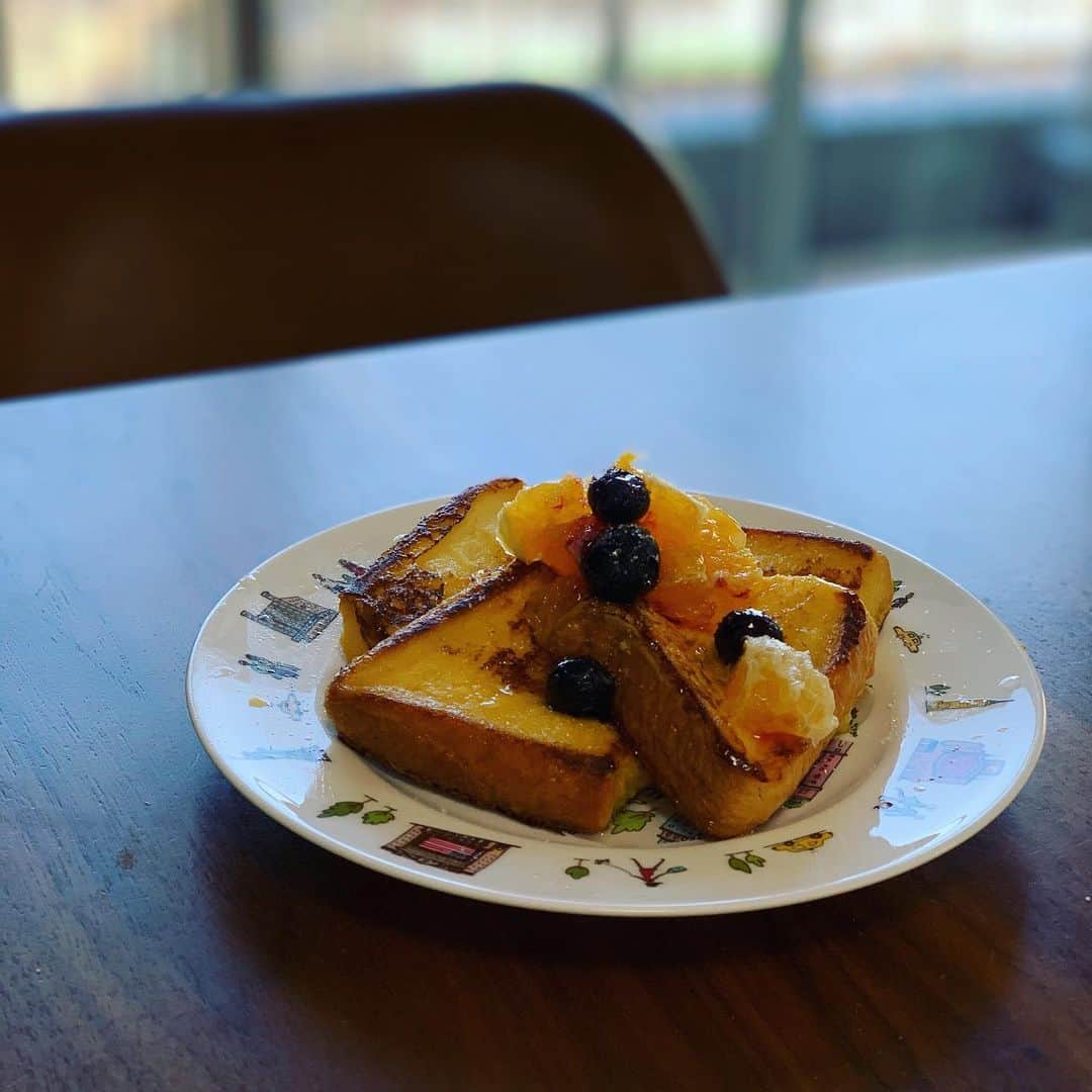 中村愛さんのインスタグラム写真 - (中村愛Instagram)「🍞♡ ・ ・ ・ 誰だろ？誰かが #フレンチトースト アップしてるのを見て、無性に食べたくなって作った。 オシャレなお皿と onフルーツ🥭すれば だいたい美味しそうに見える #あとはiPhoneの機能 #パンは太るから食べないとか言ってたのに #ステイホームの敵」4月22日 18時31分 - nakamuramura_ai