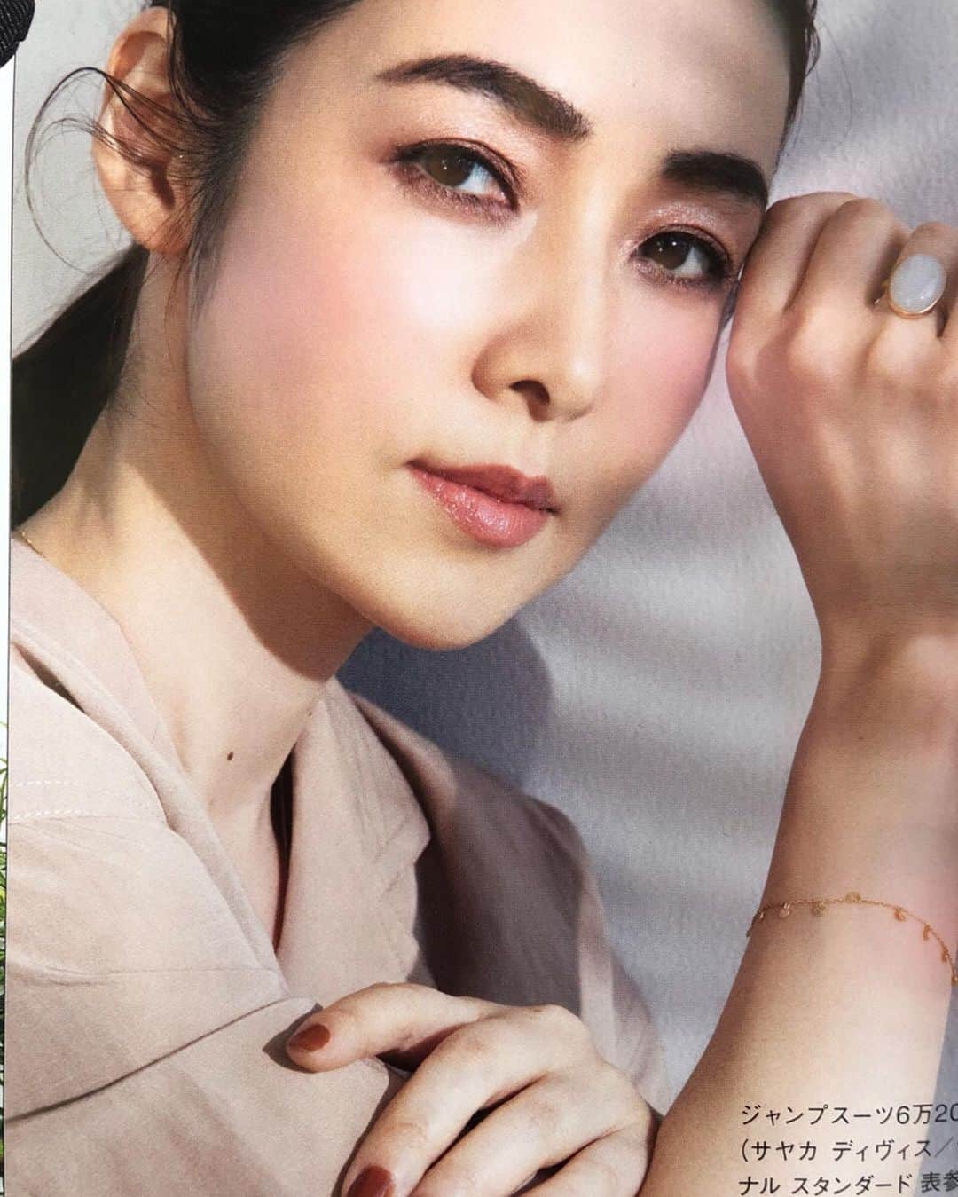 霧島れいかさんのインスタグラム写真 - (霧島れいかInstagram)「こんばんは。 ドウェイン・ジョンソンです。 皆さま　いかがお過ごしでしょうか？ 私は　やりたいこと出来ることを家でして 毎日があっという間です。 生きていると 自分と向き合わなければという 出来事は何度か起きるものですが 今は世の中のこと、人、 世界全体のことをこんなに真剣に 他人事だという感覚なく考えたことは なかったかもしれません。 人生感が大きく変わる貴重で とても大切な意味のある時間の中に 自分は生きているんだなと思っています。  GLOW 5月号　発売中です。 お家で少しでも楽しんで頂けたら 嬉しいです😊　 photo @ballpark.inc  hair&make @omoshita  styling @kazumi.yasutake ・ ・ ★昨夜ドラマを観てくださった方々から たくさんの温かいメッセージを頂きました✨ 本当にありがとうございました😊 #beautypage #makeup #thankyou#staysafe  #stayhome #staypostive」4月22日 18時32分 - reika_kirishima